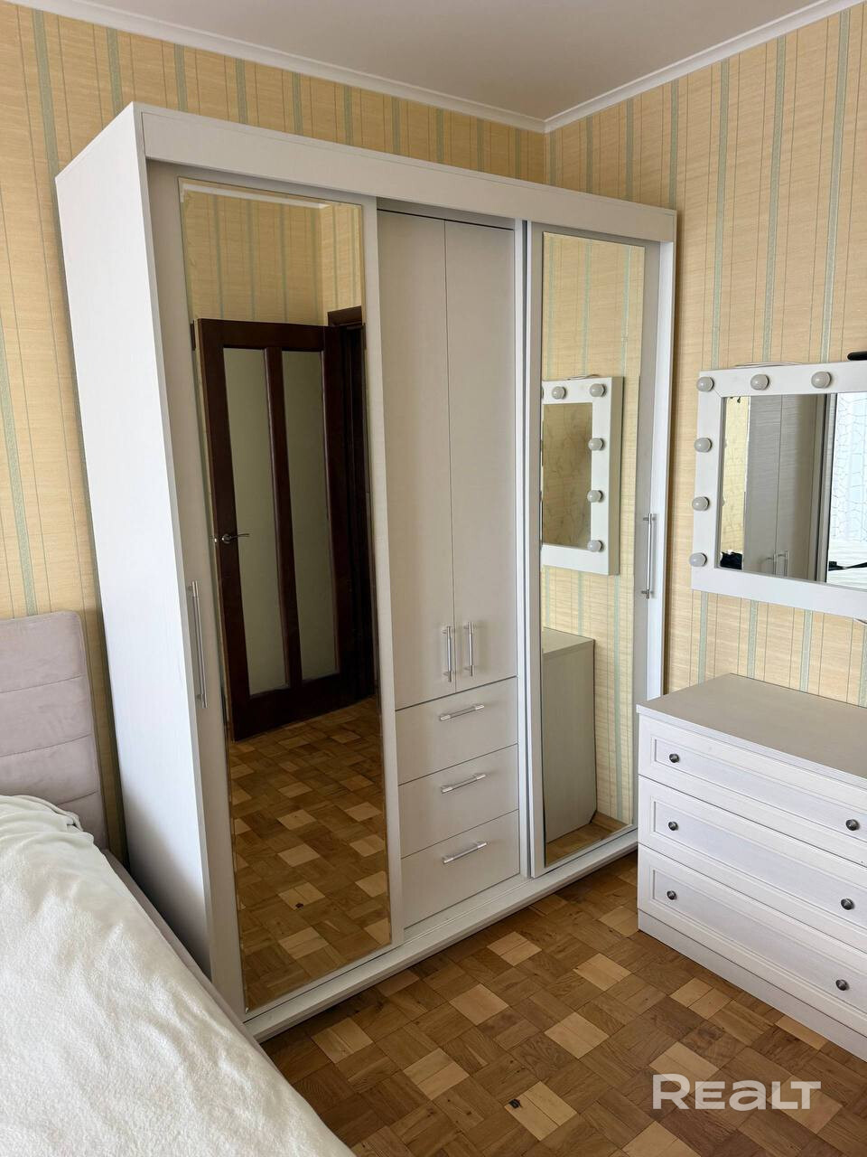 С 8 июля сдаётся 3-комнатная квартира. В квартире есть всё необходимое для комфортного проживания: оборудованная кухня с посудомоечной машиной, просторная гостиная, спальня с большой кроватью и ортопедическим матрасом, детская комната и лоджия. Сдаётся на длительный срок. Мы живём за пределами Беларуси, поэтому вся коммуникация онлайн. Фото сделаны ранее. - Widok 6
