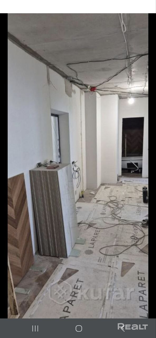 Квартира в новостройке, дом сдан 2 года назад, квартира строилась и делается ремонт для себя, решили выставить на продажу в связи с покупкой большей площади, на данный момент. На данный момент проведена электрика ,сантехника, стены готовятся под покраску, проведен теплый пол, установлен кондиционер, уложена почти вся плитка на полу, устанавливается ванная смесители, по мере того как будет двигаться ремонт цена может возрастать – další