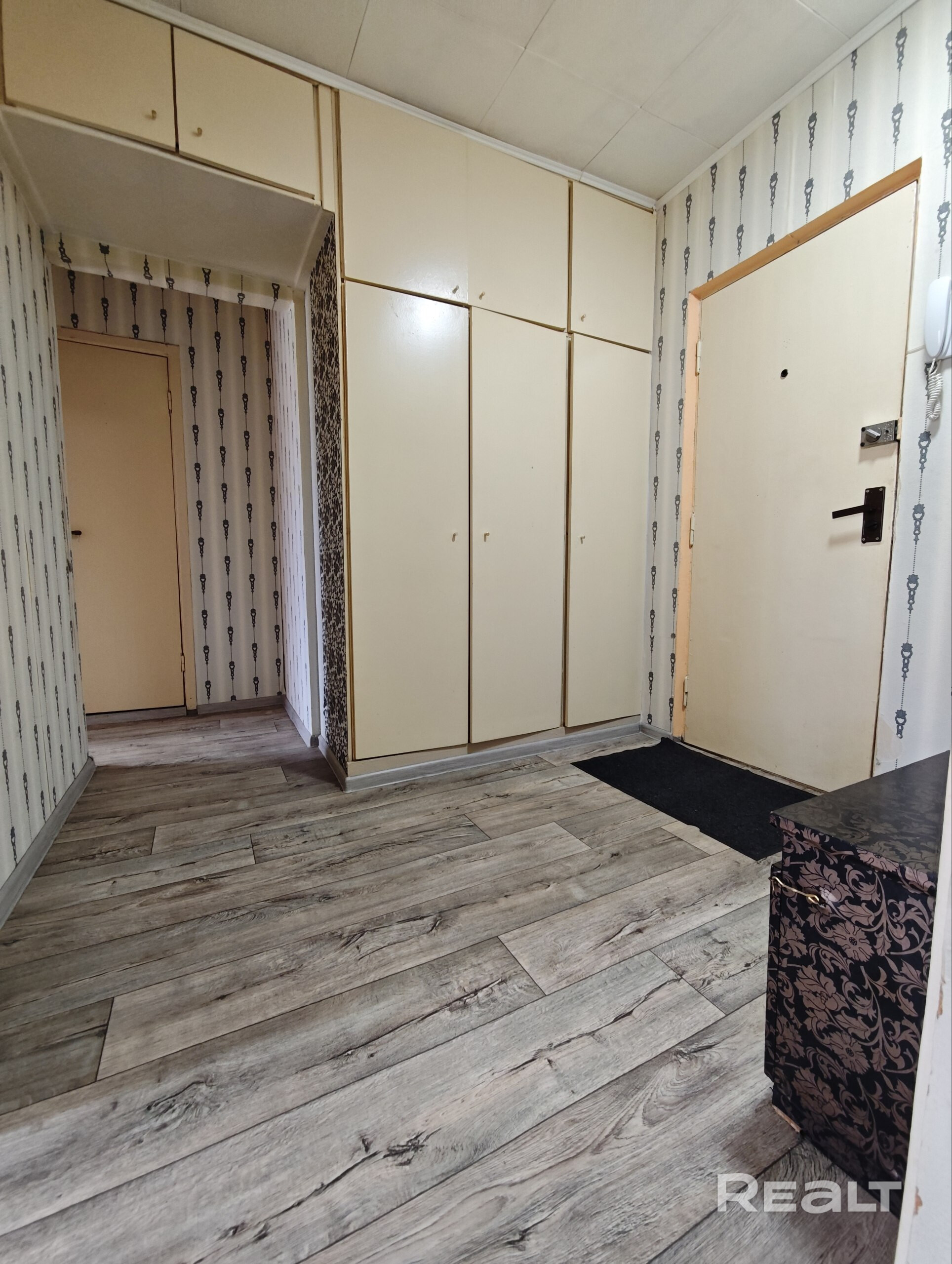 Квартира от собственника, чистая продажа. Комнаты раздельные, с\у раздельный, большая лоджия. Этаж 9 из 9, есть тех этаж. Тамбур на 2 квартиры. Развита инфраструктура, все в шаговой доступности: д\сады, школа с бассейном, гимназия, поликлиника, различные магазины, ТЦ. До метро Каменная горка и Кунцевщина пешком 10 минут (можно на транспорте подъехать). Зеленый район: парки и игровые площадки - Mehr