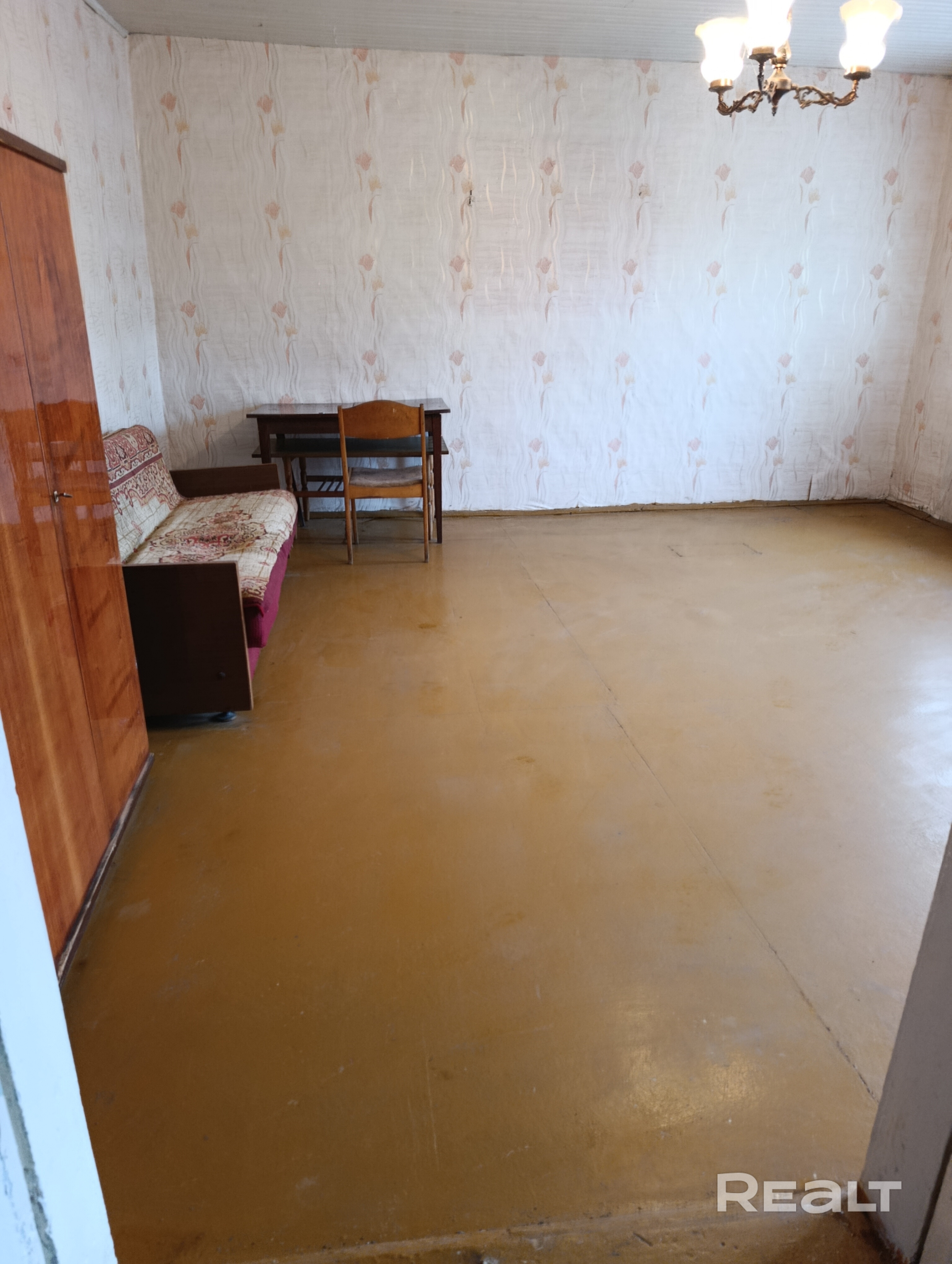 Продам дом в Молодечно общей площадью более 100м2, центральный водопровод, газовый и твердотопливный котел, местная канализация. Кирпичный гараж, бетонный погреб, бревенчатые и дощатые сараи. В доме 2 входа. Дом под продажу не готовился, продается как есть. Для постоянного проживание требуется ремонт. В конце участка протекает река Молодечанка. - Meer