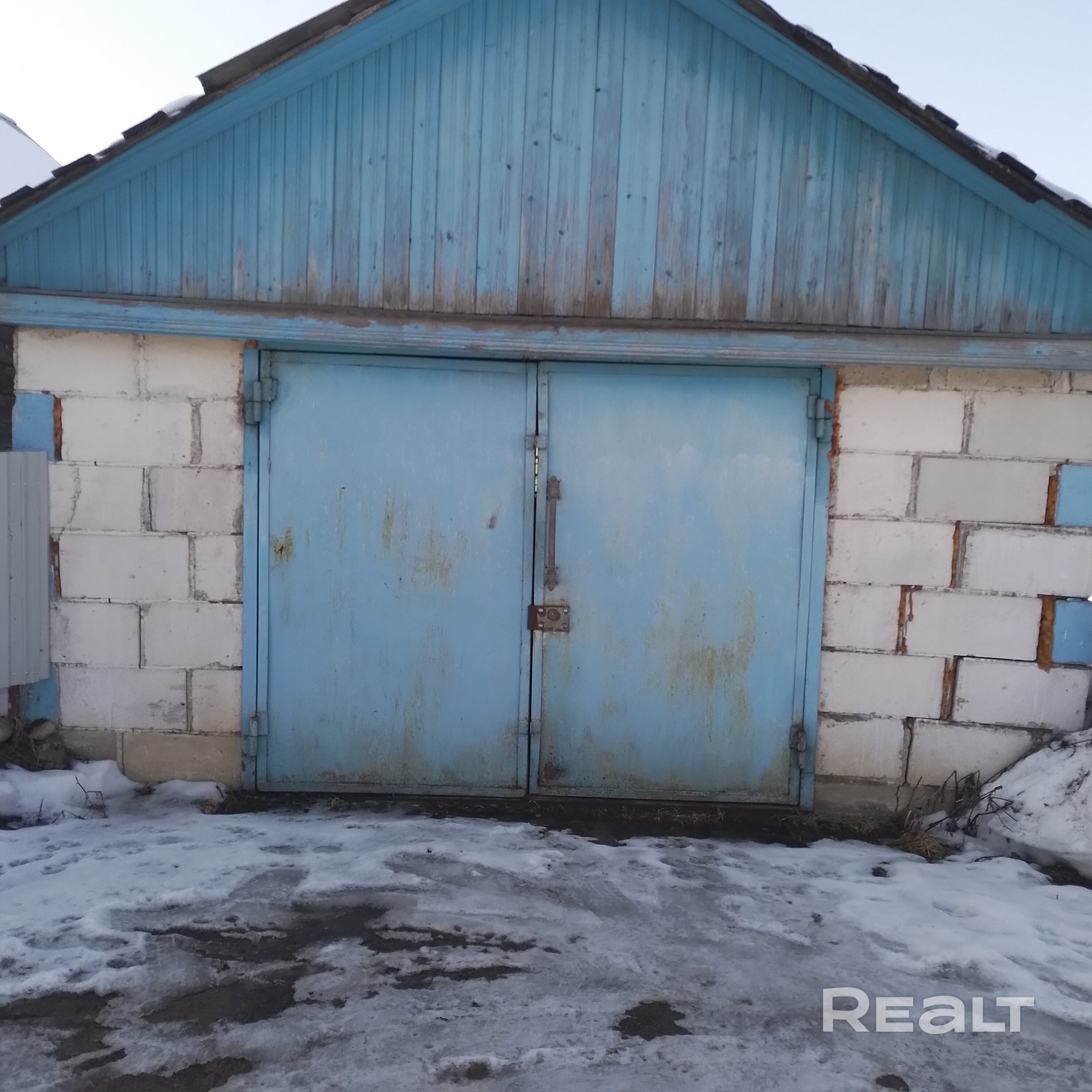 Продаётся дом в 40 км от Минска в Раковском направлении.В дом проведена вода,есть канализация,удобства находятся в доме(есть также летний душ и туалет на улице),есть погреб,гараж, свой колодец,хоз.постройки. В саду много яблонь,вишни,смородина,крыжовник,малина. В шаговой доступности есть 5 озер и лес. В 9 км р.Ислочь,где сплавляются на байдарках.В деревне есть сад,школа,медпункт,магазины. Новый асфальт. Чистая продажа. Торг.агенством не беспокоить - Widok 6