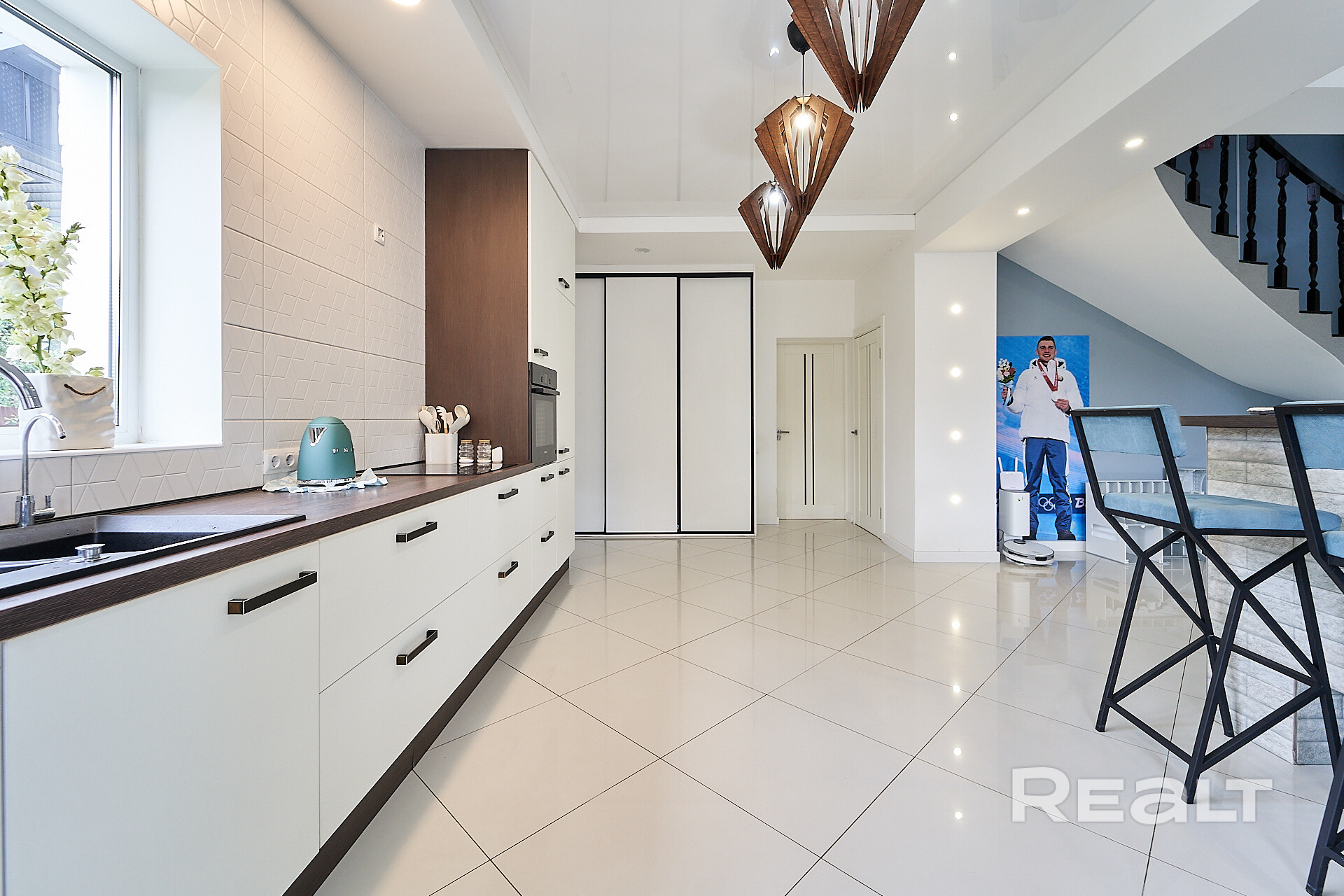 В продаже  частный дом  с дизайнерским ремонтом в 1 км от Минска - Mehr