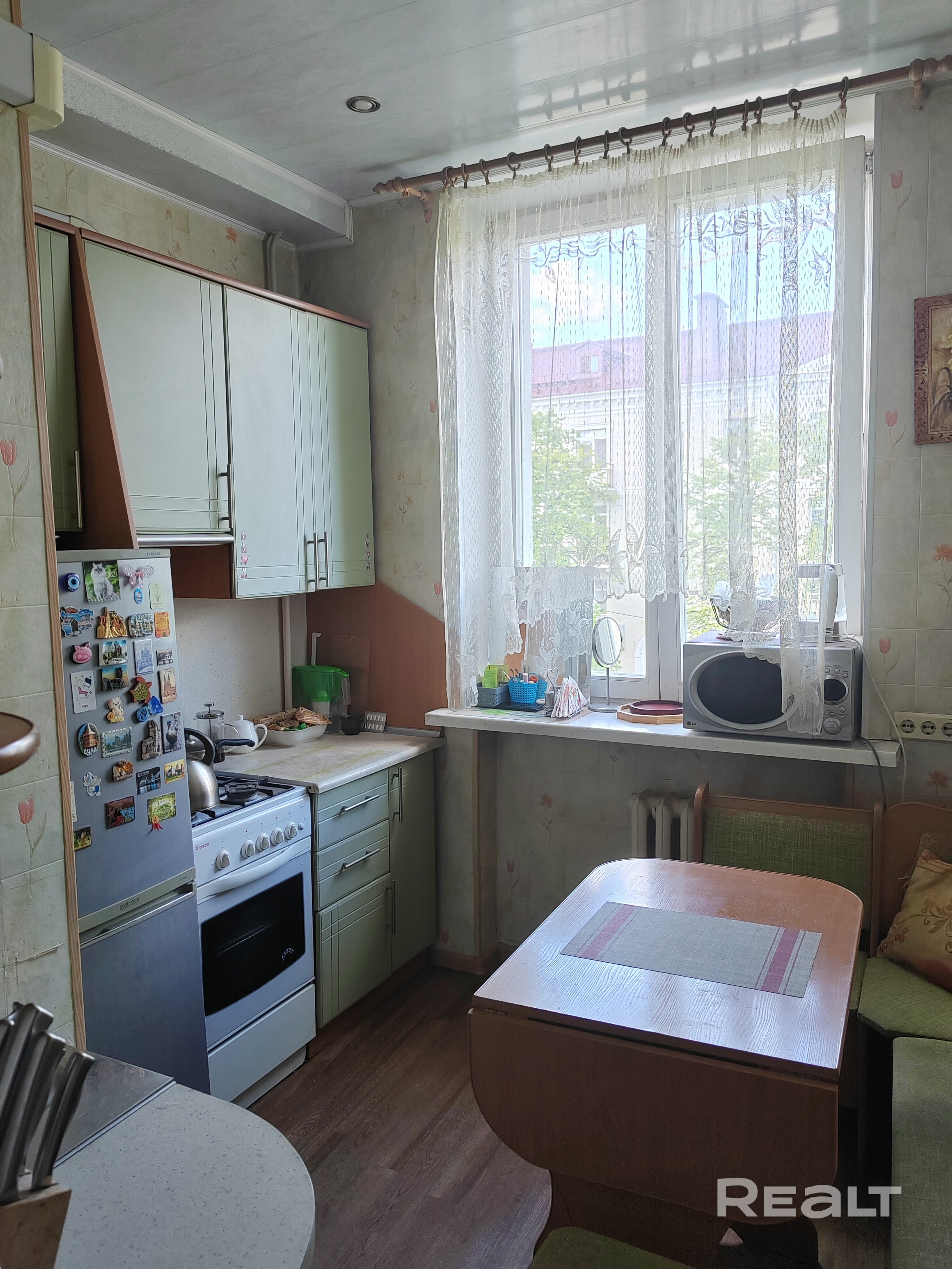Двухкомнатная "Сталинка" рядом с метро «Площадь Победы». Кирпичные стены, железобетонные перекрытия, потолки 3+ метра. Возможна полная перепланировка, "несущие" только 2 колонны. Чистый, аккуратный подъезд. Тихий двор с детской площадкой и свободной парковкой соседствует с Гимназией №50. Дом занесен в список историко-культурных ценностей Минска. Квартира продается собственником, без каких-либо обременений. Есть свой риелтор. Агентам беспокоить исключительно при наличии реального покупателя. - Więcej
