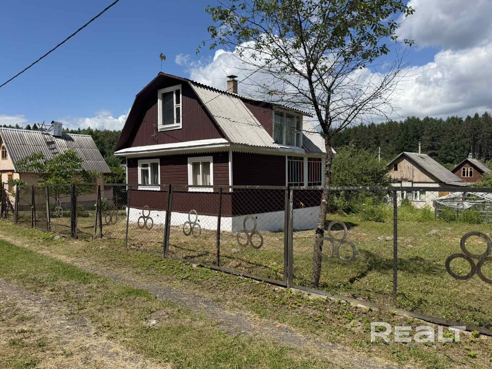 Продается Дача. С.Т Крыница-Баньковщина в 500 метрах от Ратомки. От остановки общественного транспорта и маршрутного такси 600 метров. Хороший дом с печью-камином. Участок 6.94 сотки, в 100 метрах от дома лес. Продает собственник. Убедительная просьба агентам не звонить. – pohled 6
