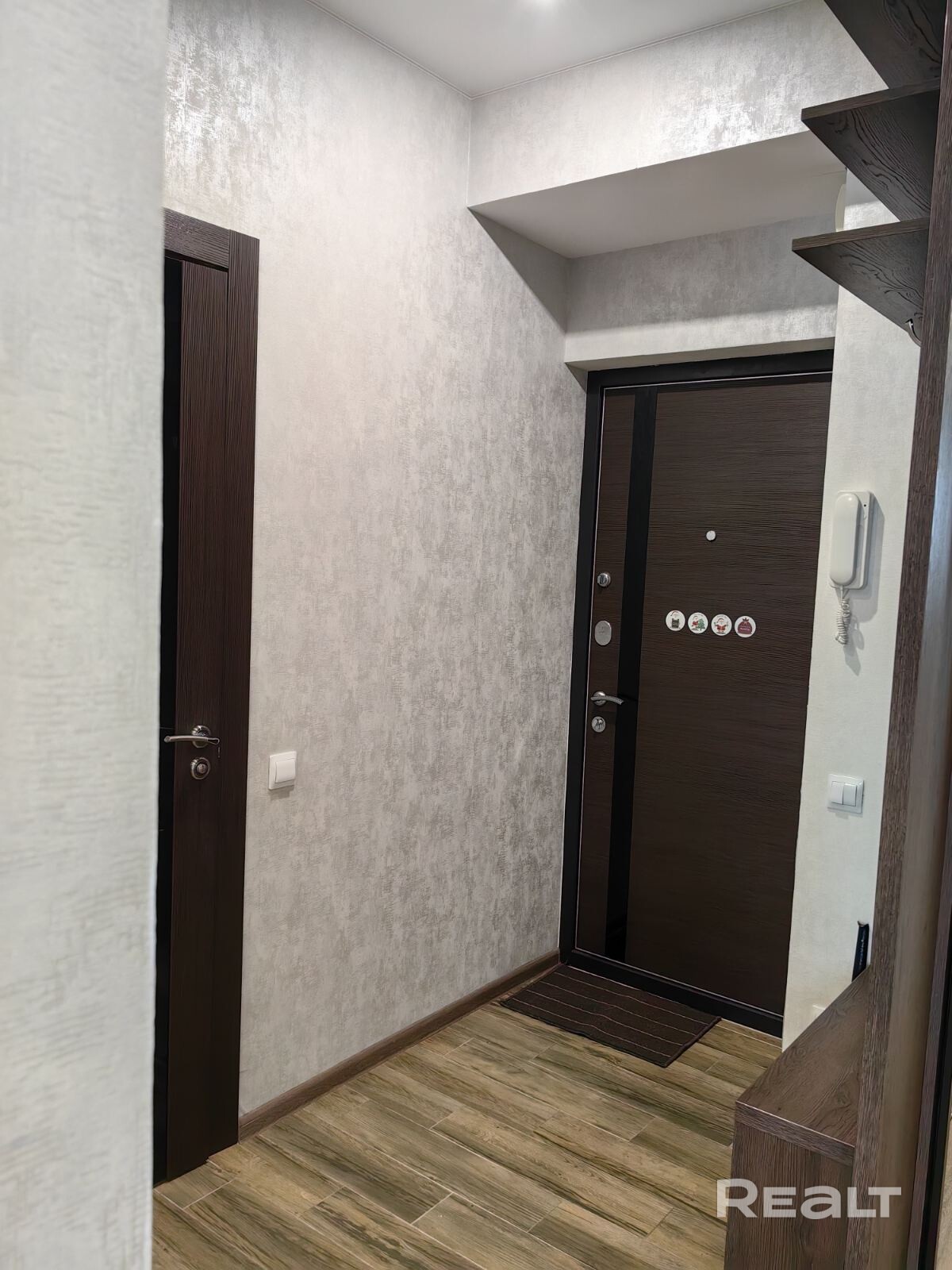 Сдаётся срочно с 21 июля по 11 августа просторная квартира-студия 45 м² в престижном районе ЖК "Маяк Минска". Полностью готова к проживанию. Мебель, техника, кофеварка, высокоскоростной интернет. Отличный вид из окон. Метро в 3-х минутах ходьбы от дома. . Все вопросы по телефону. - Altro