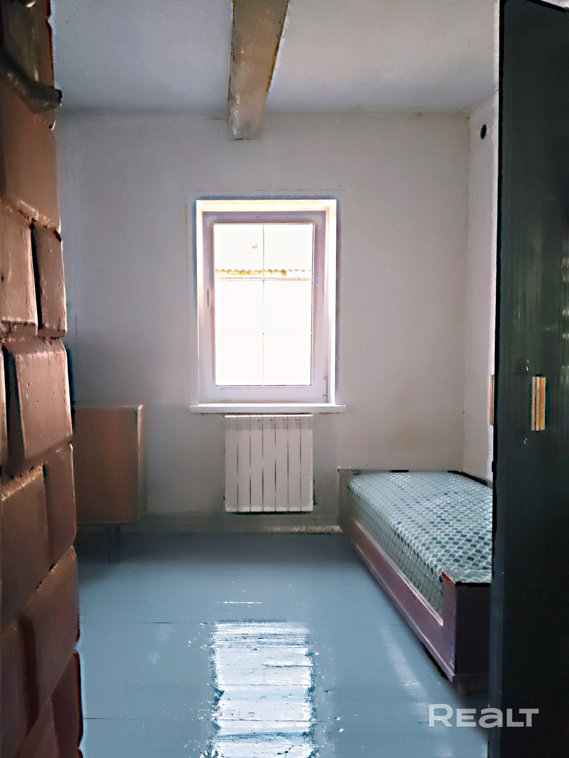 Дом с центр.водопроводом.Поднят фундамент.Новая элетропроводка,электр.отопление по дому.ОкнаПВХ.В кухне-гостинной пол-бетон под ламинат или теплый пол, погреб.Небольшая печь-"грубка" создает уют в спальной зоне. Инт-нет.Сан.узел с душевой и бойлером.К дому прилагается терраса 24кв.м. На участке три условные зоны:придомовая,зона отдыха,большой свободный участок земли.Близость к Минску30км,аэропорт-20км,вся инфраструктура города.Звоните,обсудим. - Ansicht 4