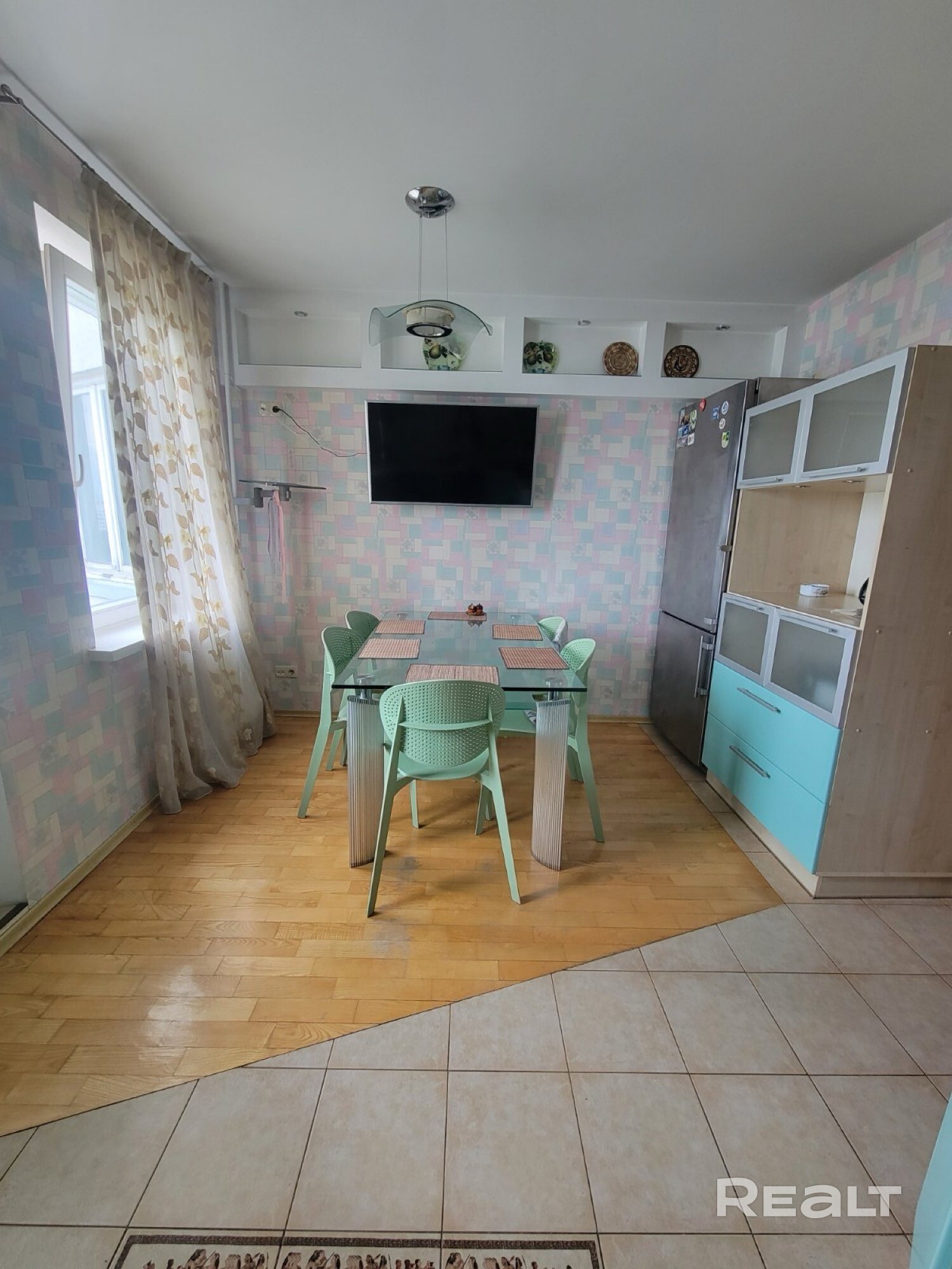 Сдается 2х комнатная квартира по улице Алибегова, 14. Две станции метро в 10 минутах пешком. Для людей без вредных привычек, без детей и животных. Паре или одному человеку. В квартире есть все для комфортного проживания. Стоимость 1800 бел.рублей + ком.платежи и интернет. Обязателен залог 1500 бел.рублей. В квартире два сан.узла и большая кухня. Рядом зеленый парк. - Widok 6
