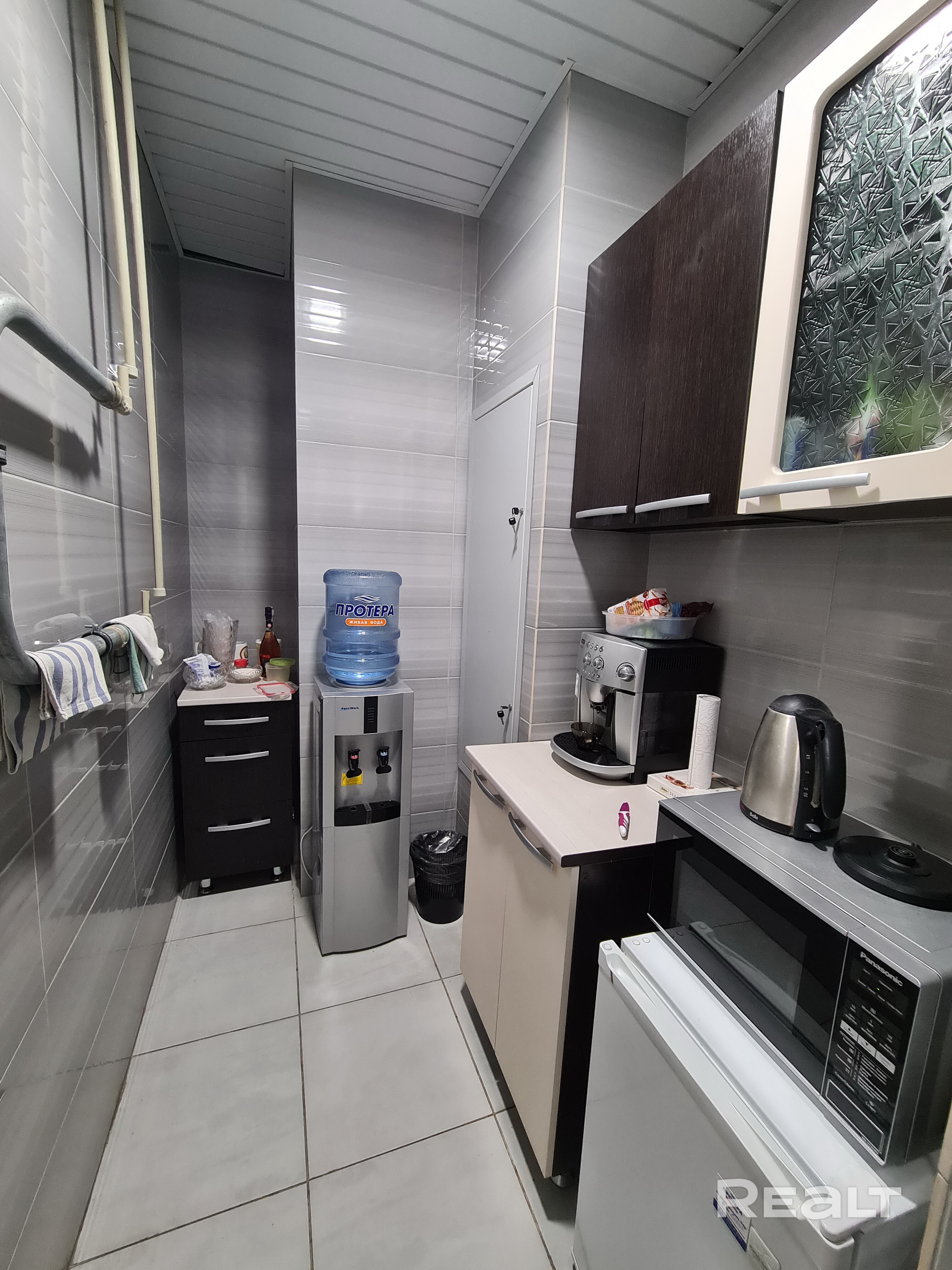 Административно-торговое помещение 120.7 кв.м., 2 отдельных входа в помещение (один-со стороны пешеходного стилобата по пр. Победителей, второй - со двора, со стороны подъездов). В офисе выполнен ремонт и размещаются арендаторы. Возможно приобретение как готового бизнеса так и для собственного размещения. Для связи пишите- ответим на все вопросы и покажем в удобное для Вас время. +375296735422 Viber, WhatsApp, Telegram - Mehr
