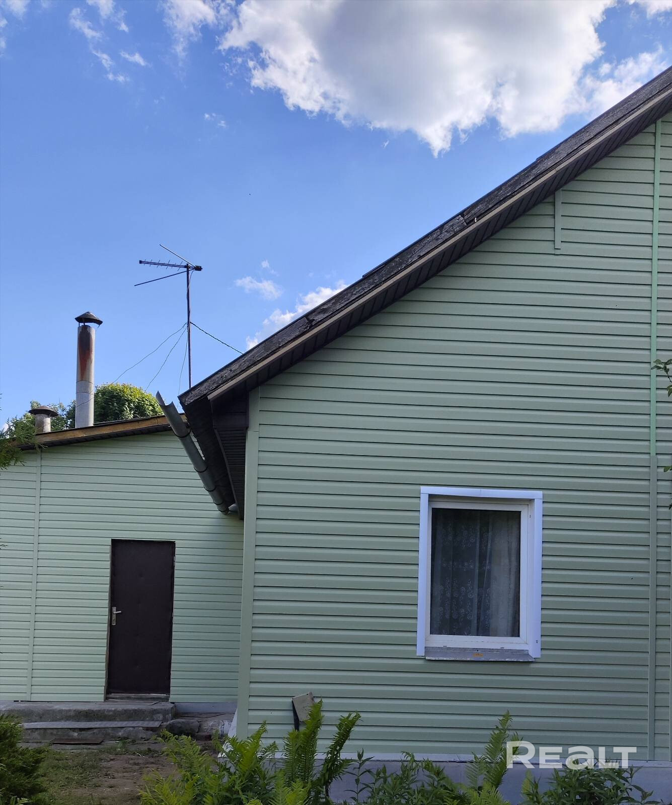 Общая площадь 42 кв.м, жилая 23 м, кухня 9,6 м, совмещённый с/у 5м, коридор 4,2м. Газ и вода централизованы, канализация местная. Отопление газовое, установлен двухконтурный котёл. Дом бревенчатый, обшит деревом и сверху сайдингом. Участок в частной собственности, разработан, огорожен. На участке яблони, сливы, вишни, ягодные кусты. Никто не прописан. Чистая продажа. - Ansicht 3