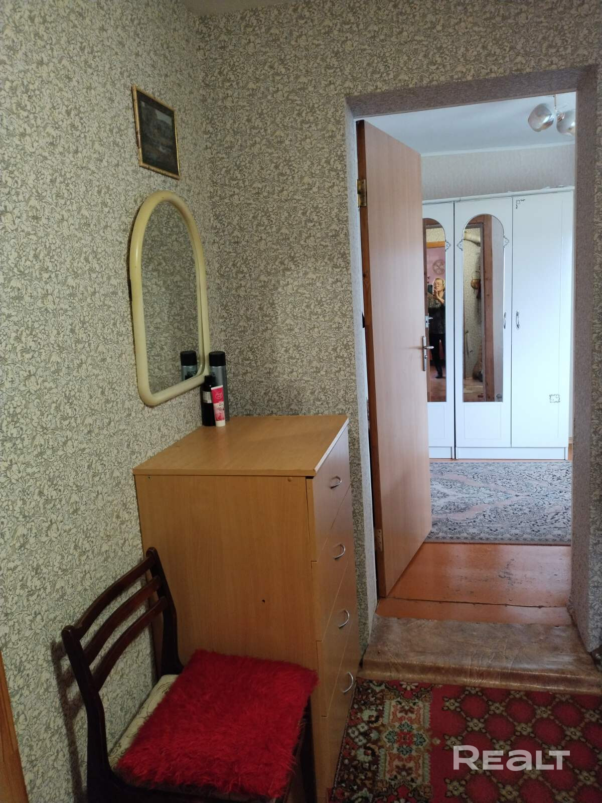 Общая площадь 42 кв.м, жилая 23 м, кухня 9,6 м, совмещённый с/у 5м, коридор 4,2м. Газ и вода централизованы, канализация местная. Отопление газовое, установлен двухконтурный котёл. Дом бревенчатый, обшит деревом и сверху сайдингом. Участок в частной собственности, разработан, огорожен. На участке яблони, сливы, вишни, ягодные кусты. Никто не прописан. Чистая продажа. - Mehr