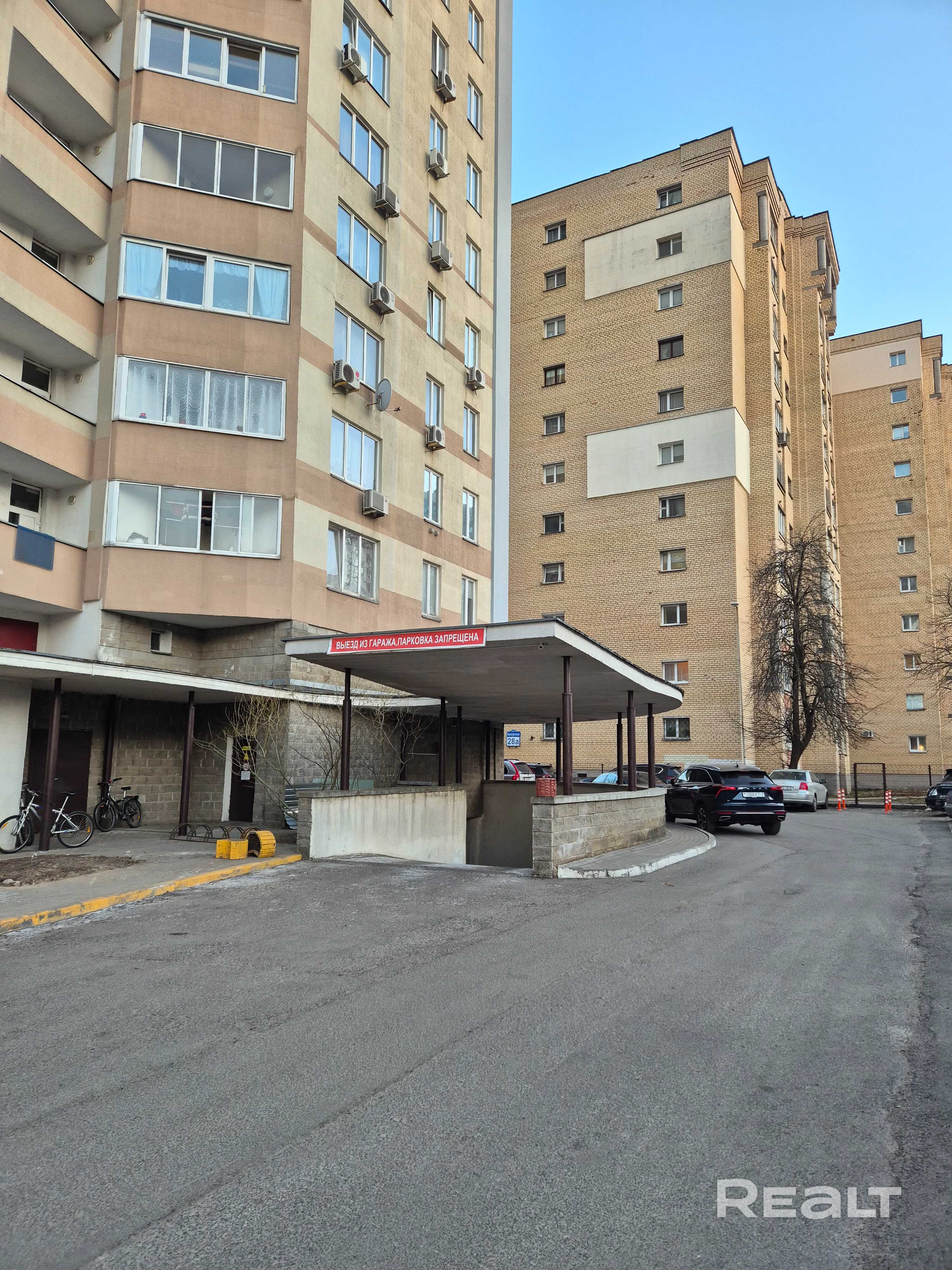 Продам трехкомнатную квартиру в Центральном районе Минска, в каркасно-кирпичном доме, на высоком этаже с красивым видом, с консьержем, огороженной территорией, шлагбаумами, подземным паркингом. Обслуживается ТС. В доме 3 лифта, по 6 квартир на этаже, просторные холлы. Рядом зона отдыха Комсомольское озеро, парк Победы, парк Дружбы народов, Киевский сквер. В перспективе пары лет открытие двух станций метро (Переспа и Парк Дружбы народов) в шаговой доступности. Небольшой торг. Возможен обмен. - Widok 3