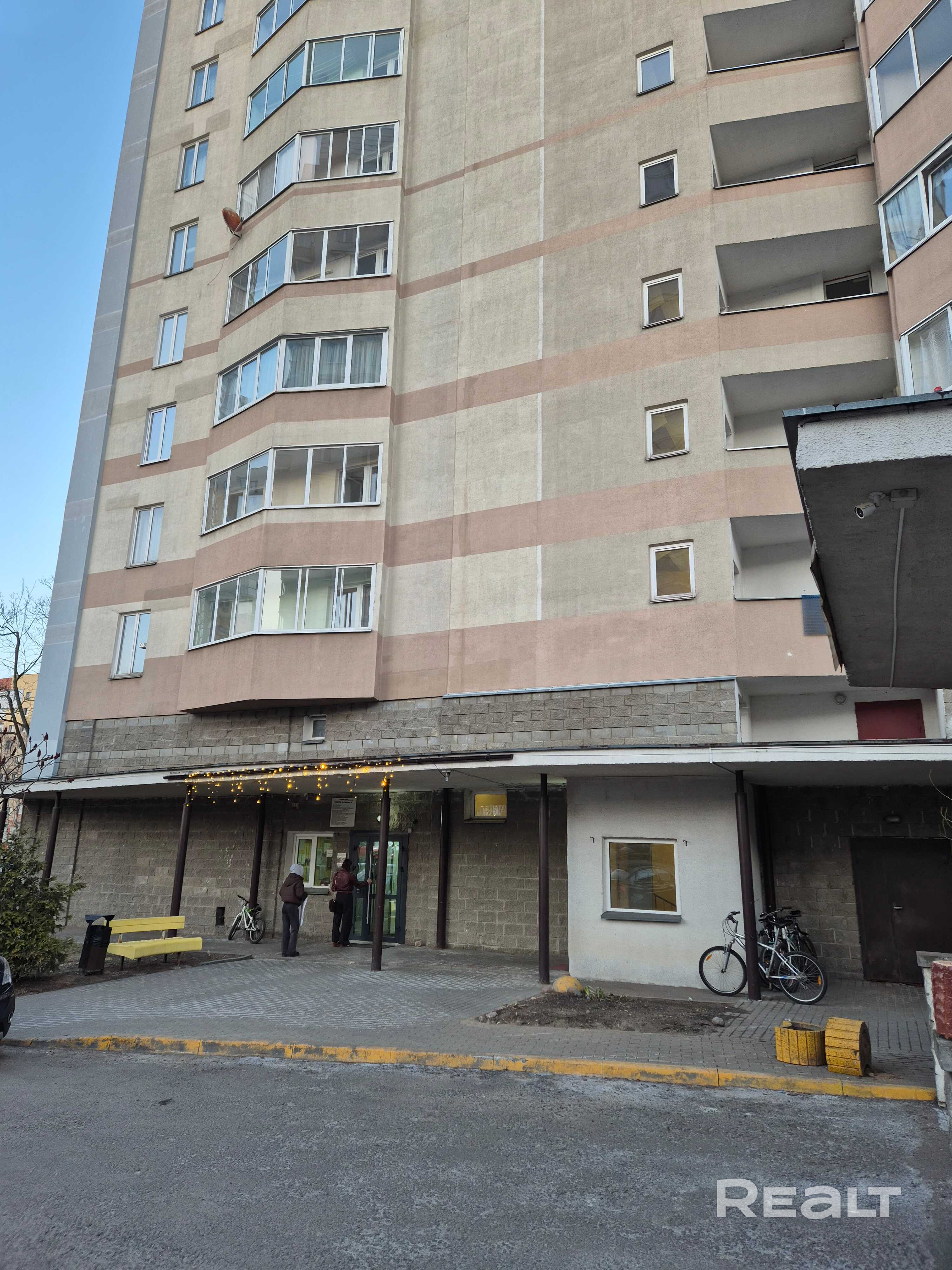 Продам трехкомнатную квартиру в Центральном районе Минска, в каркасно-кирпичном доме, на высоком этаже с красивым видом, с консьержем, огороженной территорией, шлагбаумами, подземным паркингом. Обслуживается ТС. В доме 3 лифта, по 6 квартир на этаже, просторные холлы. Рядом зона отдыха Комсомольское озеро, парк Победы, парк Дружбы народов, Киевский сквер. В перспективе пары лет открытие двух станций метро (Переспа и Парк Дружбы народов) в шаговой доступности. Небольшой торг. Возможен обмен. - Widok 4
