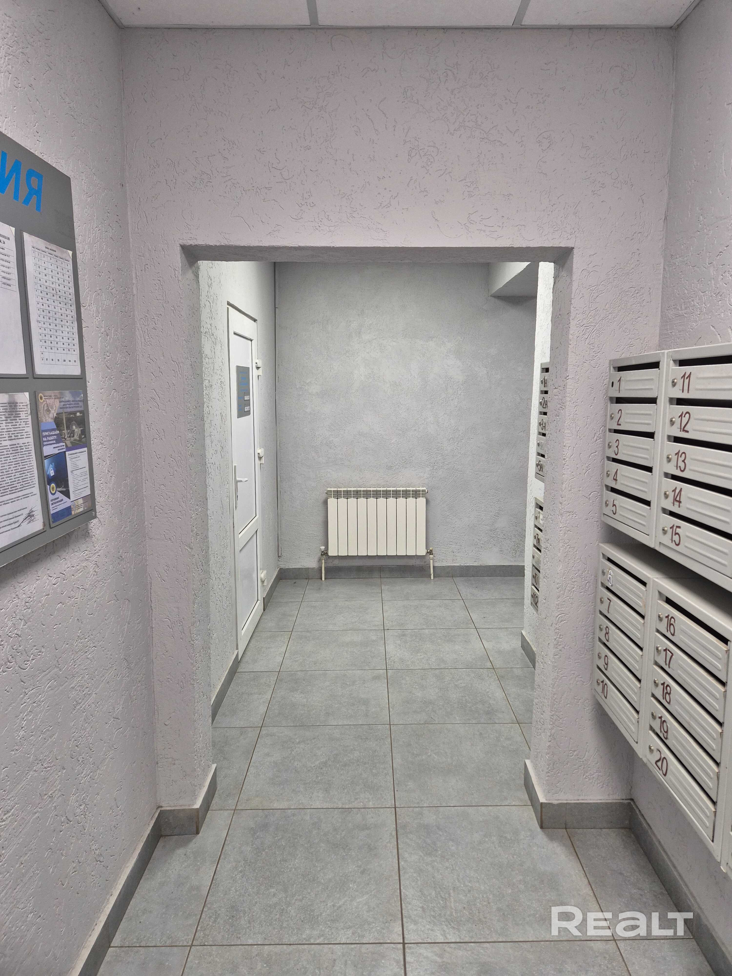 Продам трехкомнатную квартиру в Центральном районе Минска, в каркасно-кирпичном доме, на высоком этаже с красивым видом, с консьержем, огороженной территорией, шлагбаумами, подземным паркингом. Обслуживается ТС. В доме 3 лифта, по 6 квартир на этаже, просторные холлы. Рядом зона отдыха Комсомольское озеро, парк Победы, парк Дружбы народов, Киевский сквер. В перспективе пары лет открытие двух станций метро (Переспа и Парк Дружбы народов) в шаговой доступности. Небольшой торг. Возможен обмен. - Widok 6