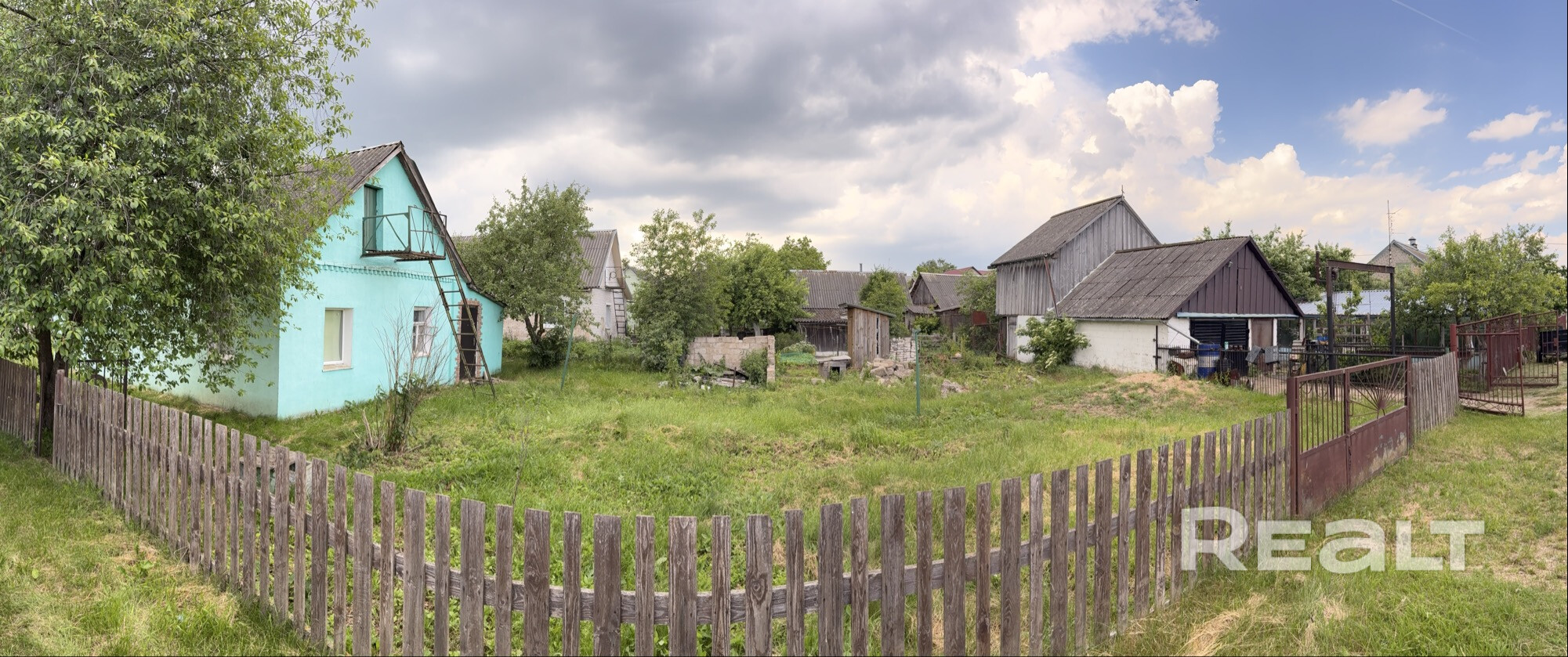 Продам дом в туристическом городе Несвиж.В доме не живут около 3 лет, есть газ, вода,электричество и канализация.В ванной комнате только ванна, туалет наулице, но можно провести в доме.Дом построен из кирпича, утеплен, сделанадекоративная штукатурка, на машине 5 минутдо центра города, все в быстром доступе:школа, сад и из окон виден Несвижскийзамок. Сам по себе район тихий и спокойный.По всем вопросам звоните или пишите в лс в любое время.На фото присутствует мебель, но дом пустой мебель вывезли - Widok 3