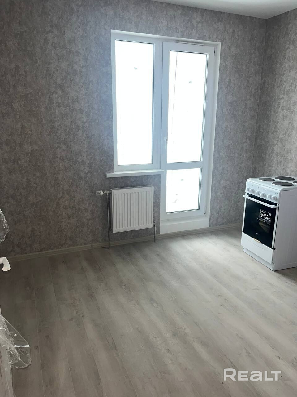 Продаётся новая однокомнатная квартира на 9-м этаже (ул. Геологическая, 61Б). 📍 9 этаж — тишина, хороший обзор. 🛠️ Отделка: комната/кухня/прихожая — обои + ламинат; санузел — окраска + плитка. Двери: вход металл, межкомнатные деревянные. 🔐 Видеонаблюдение, два лифта. 🌳 Уютный двор, детская и спортплощадки, велобокс, паркинг. 🏫 Рядом сад, школа, магазины, остановки, лесопарк. Если не отвечаю на звонок — пишите в мессенджеры (WhatsApp, Telegram, Viber). АГЕНТАМ НЕ БЕСПОКОИТЬ! - Ansicht 3