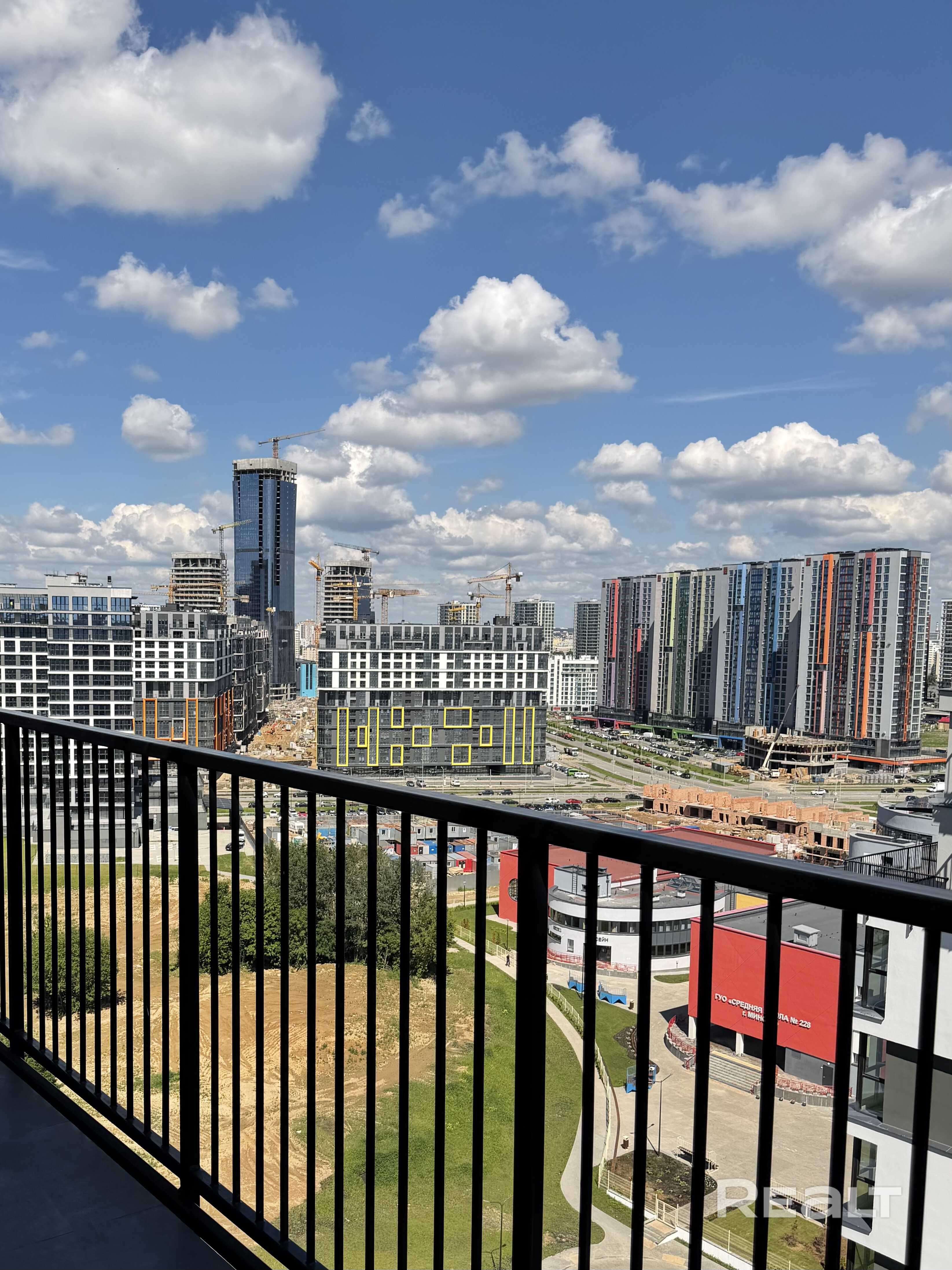 Продам бизнес-апартаменты 55.4м² по СНБ (помещение 43м² +терраса 12.8м²) на последнем 16 этаже в сданном ЖК «Несвижский Замок». Потолки 3.02м, 2 панорамных окна, правильная форма — легко планируется в евродвушку. Окна во двор, тихо, солнце до 13:00. Огромная терраса с навесом защищена от ветра. В доме ФОК с бассейном. Разрешена постоянная прописка и регистрация юр. адреса. Метро «Аэродромная» и ТРЦ Avia Mall в пешей доступности. Собственник. 🛑 АГЕНТСТВАМ НЕ ЗВОНИТЬ! – pohled 4