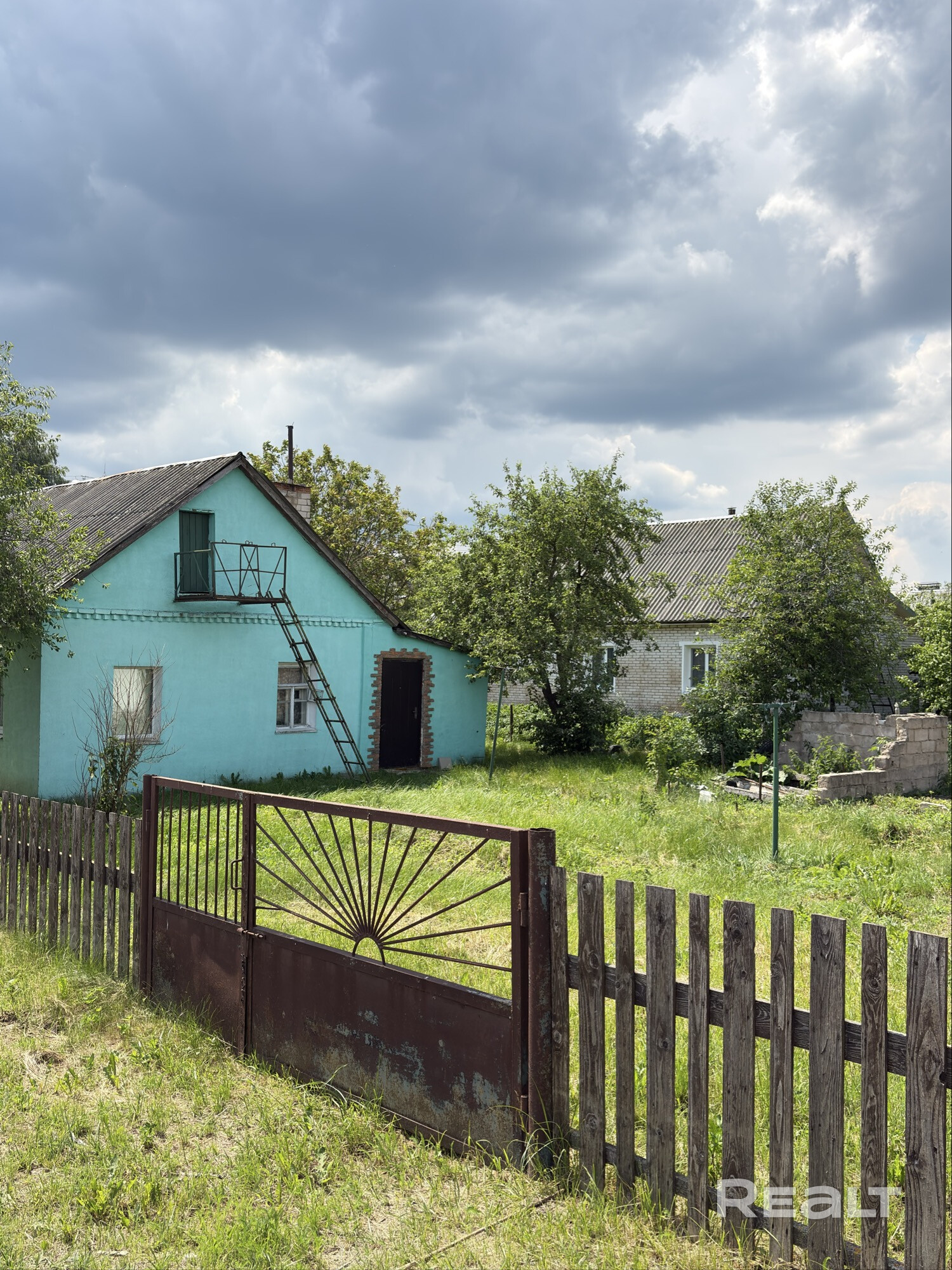 Продам дом в туристическом городе Несвиж.В доме не живут около 3 лет, есть газ, вода,электричество и канализация.В ванной комнате только ванна, туалет наулице, но можно провести в доме.Дом построен из кирпича, утеплен, сделанадекоративная штукатурка, на машине 5 минутдо центра города, все в быстром доступе:школа, сад и из окон виден Несвижскийзамок. Сам по себе район тихий и спокойный.По всем вопросам звоните или пишите в лс в любое время.На фото присутствует мебель, но дом пустой мебель вывезли - Widok 5