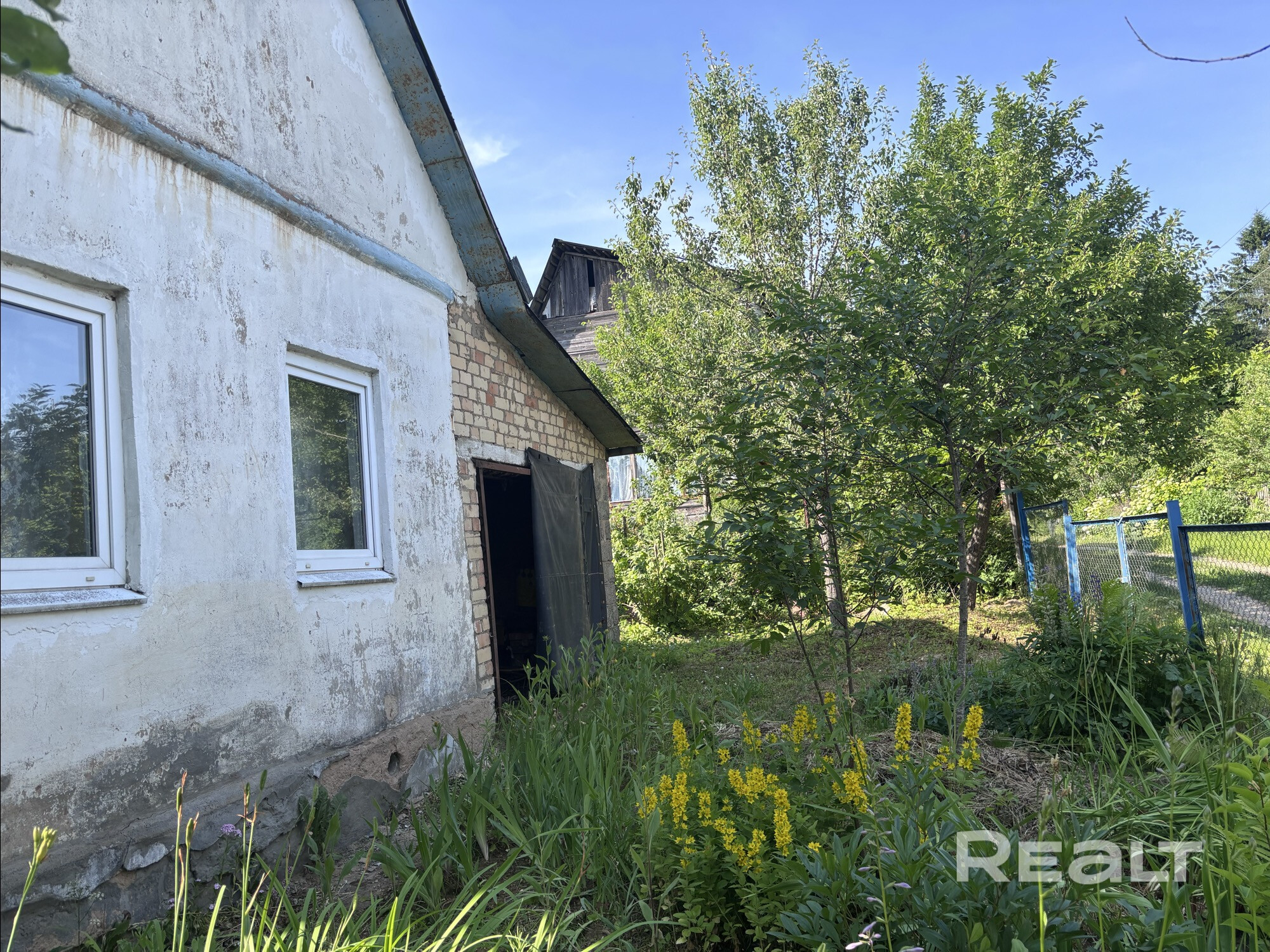 СТ находится в 5 км. от Дзержинска,участок в центре СТ,огорожен сеткой,на участке плодовые деревья(яблони,вишни,сливы) и кустарники(смородина черная,красная,белая,крыжовник),много свободного места для организации огорода и зоны отдыха.В доме сделан косметический ремонт,установлены стеклопакеты,в дом подведена вода,электричество,отопление печное,удобства на улице,к дому пристроен гараж и входная группа,есть все необходимое для теплицы. - Bild 3
