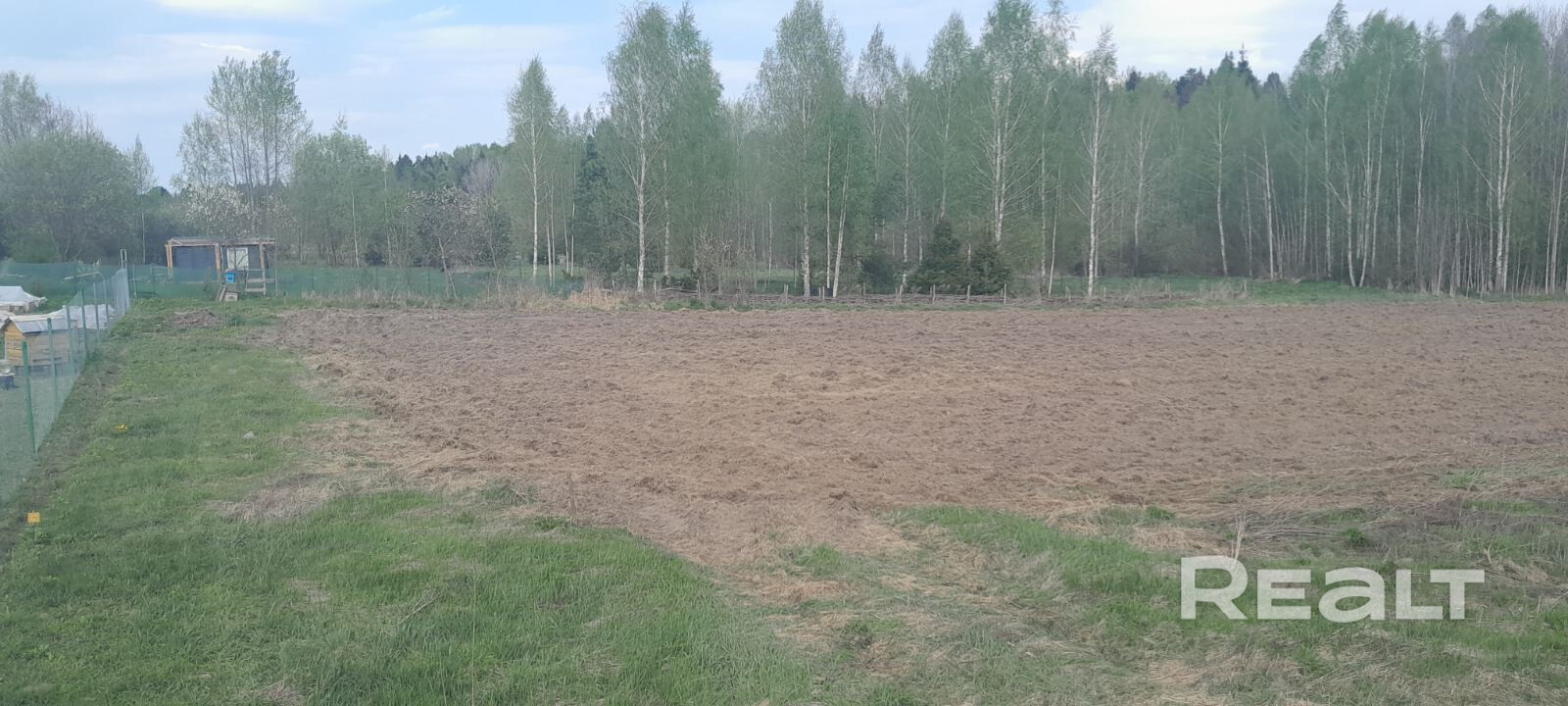 Идеальный и большой (35 соток) участок для тихой жизни или организации агроэкотуризма. Тупиковый, примыкает к лесу и березовой рощице. Тихие и хорошие соседи только с одной стороны. Рядом озеро каменка с благоустроенным пляжем и натурной площадкой "Беларусьфильм". В услугах агентсв не нуждаемся. - Ansicht 6