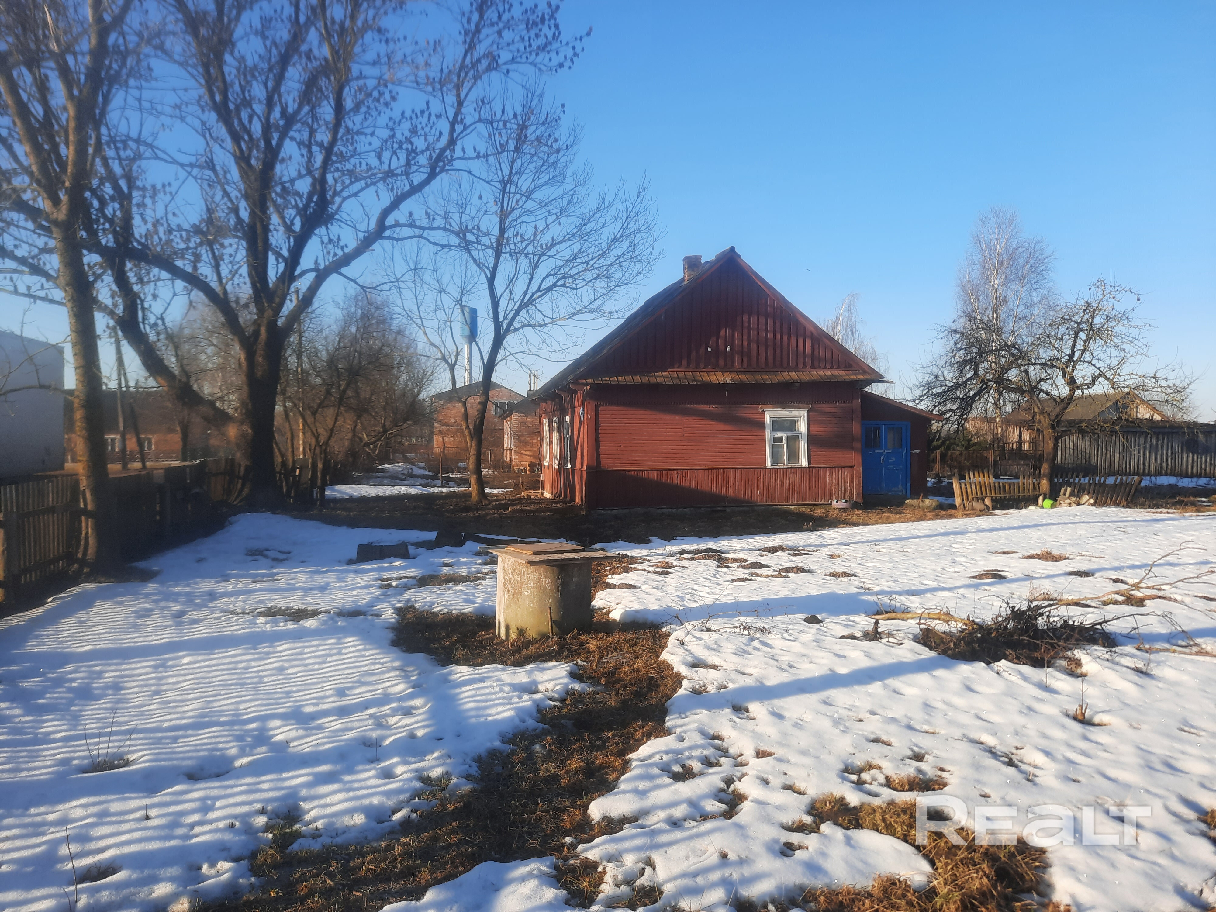 на участке находится колодец и сарай. в деревне есть магазин школа, детский сад ,фап ,за участком протекает не большая речка,в пешей доступности озеро – pohled 4