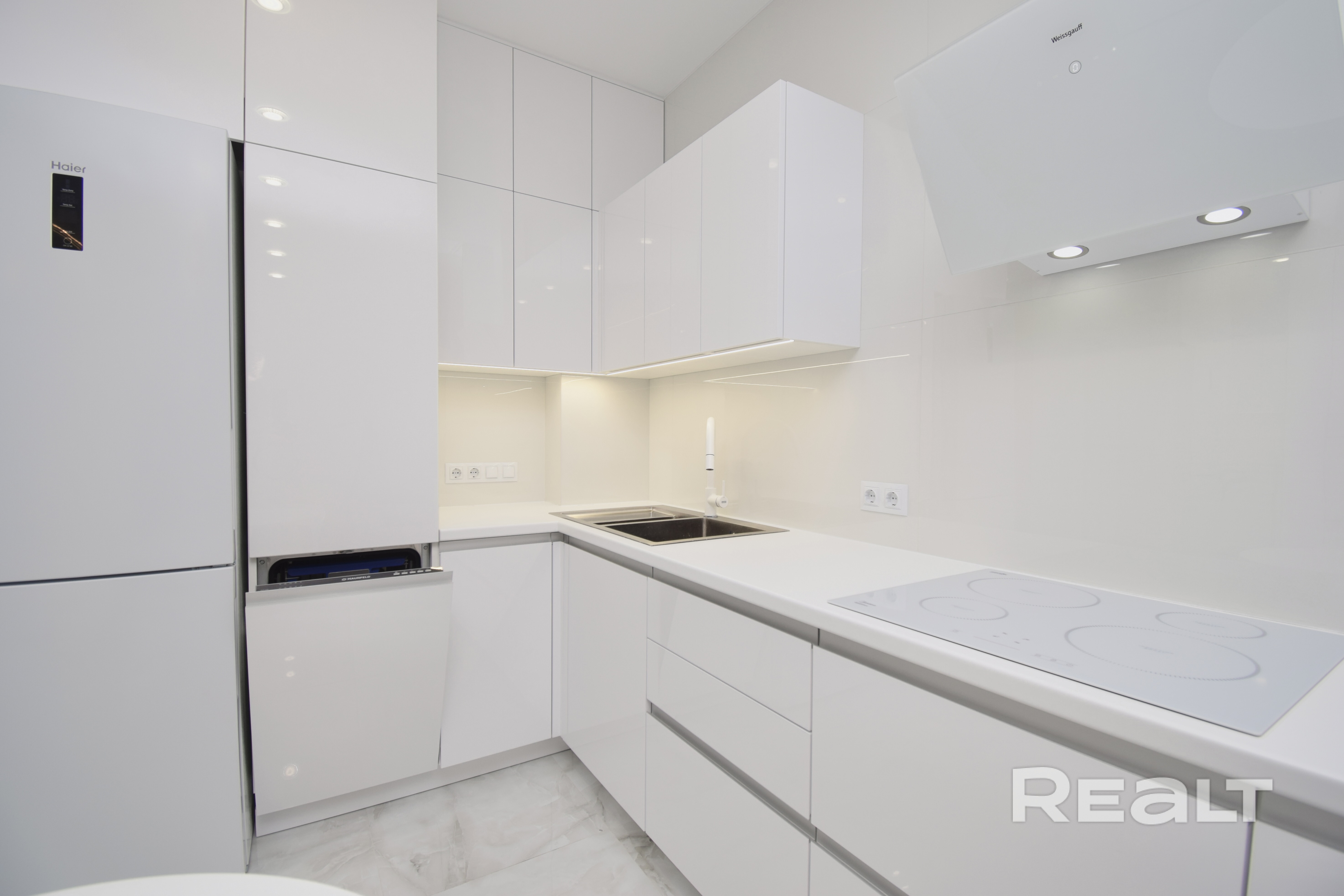 Сдаётся дизайнерская квартира 46 м² в «Минск-Мир» (ул. Аэродромная 18). Первое заселение после дорогого ремонта! Панорамный вид с балкона, авторский интерьер, современное освещение. Планировка: изолированная спальня, кухня-гостиная, гардеробная. Вся новая техника (посудомоечная, стиральная машины). 10 минут до метро. Условия: долгосрочно, официальный договор. Без животных, не студентам. К/пл. ~50 руб. Оплата: месяц + залог. Фото полностью соответствуют. Звоните! - Widok 5