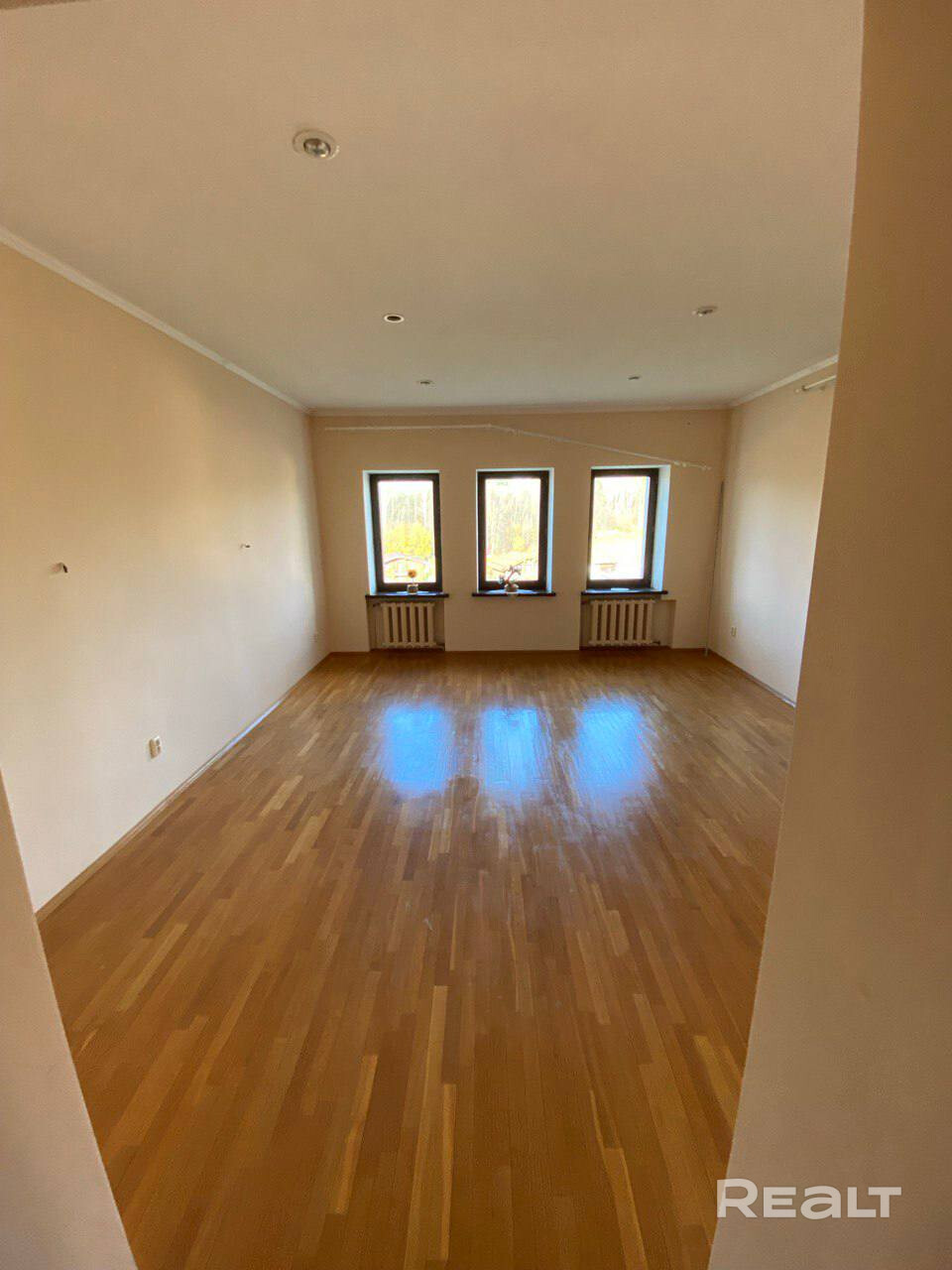 Характеристики объекта · Площадь дома: 668,3 м² (жилая 194,7 м²) · Стены: кирпич 0,5 м (отличная тепло‑ и шумоизоляция) · Этажность: 3 этажа · Коммуникации: центральное водоснабжение, местная канализация, новое газовое отопление (2023) · Удобства: 5 санузлов, 3 камина, сауна, бассейн, гараж, дубовый паркет, отапливаемый цоколь · Участок: 25 соток, ровный, огорожен, удобный подъезд с трёх сторон · Расположение: 24 км от МКАД (Минск), 800 м до Дубровского водохранилища, рядом «Раубичи», «Логойск» - Ansicht 5