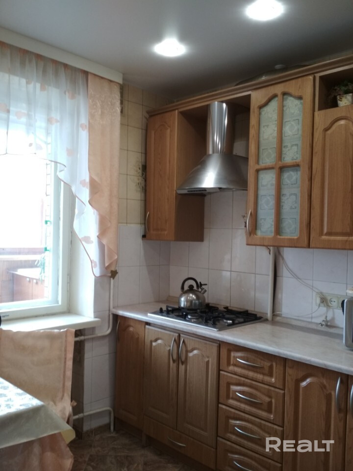 Квартира в центре Минска для одного аккуратного, ответственного человека без питомцев. Кирпичный дом, утеплённая лоджия, красивый вид из окон, развитая инфраструктура. Окна выходят на сквер, Троицкое предместье, парк Победы, пр. Машерова. Спальное место-удобная высокая кровать. Много мест хранения, дорогая мебель, кварт. полностью оборудована. Прописан 1 человек, залог за сохранность имущества обязателен. Пожалуйста, звоните, есть Vaiber, WhatsApp - Mehr