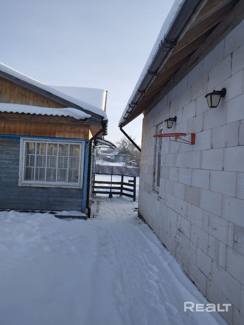 Продается дом 67 м² в Острошицком Городке (13 км от МКАД) после полной реновации: газовое отопление, теплые полы, современный ремонт с мебелью и техникой. Участок 10 соток полностью благоустроен, огорожен забором с автоматическими воротами, на территории построен капитальный блочный гараж. Отличная инфраструктура и асфальт до самого дома. – pohled 5