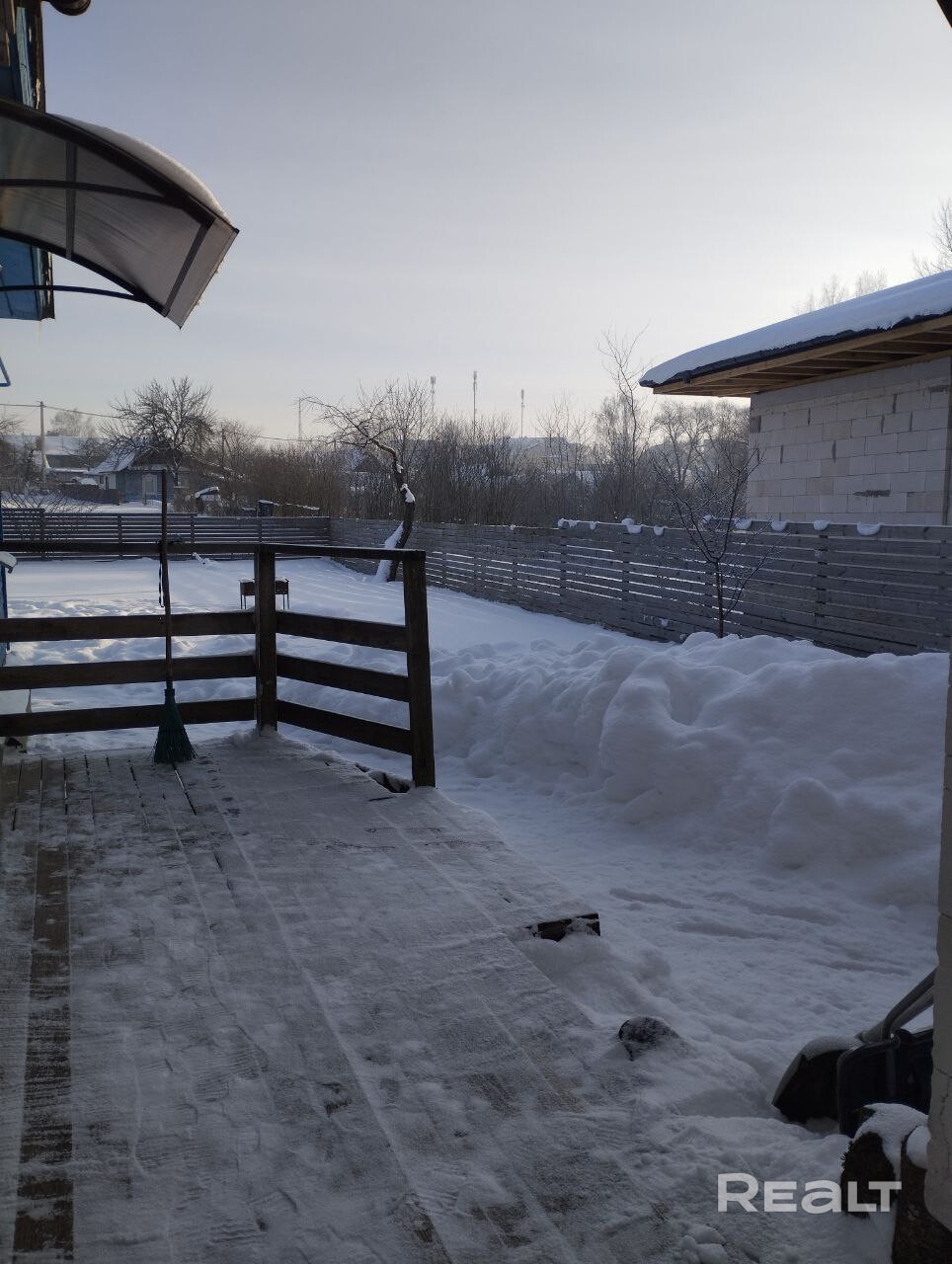 Продается дом 67 м² в Острошицком Городке (13 км от МКАД) после полной реновации: газовое отопление, теплые полы, современный ремонт с мебелью и техникой. Участок 10 соток полностью благоустроен, огорожен забором с автоматическими воротами, на территории построен капитальный блочный гараж. Отличная инфраструктура и асфальт до самого дома. – pohled 6