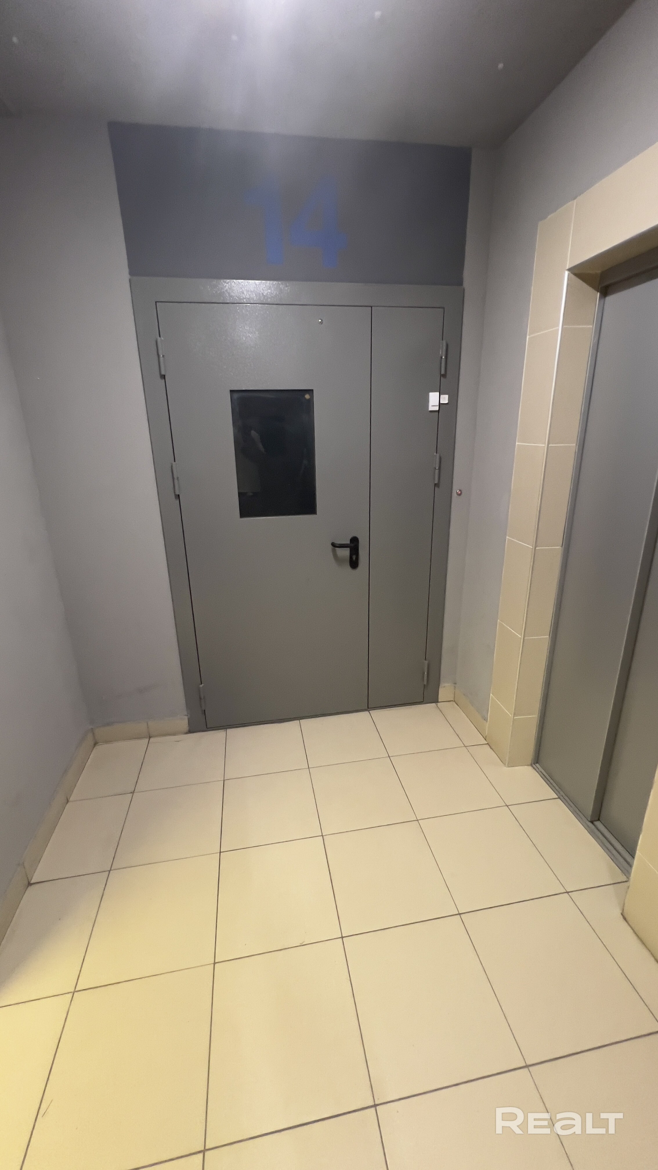 Стильная 3‑комнатная квартира 78 м² в зелёной Степянке, ул. Карвата, 14/19 этаж. Современный ремонт, мебель и техника BOSCH остаются. Отдельная кухня, гардеробная, два санузла, утеплённая кабинeт‑лоджия с тёплым полом. Два кондиционера с выводом в канализацию и согласованиями. Восточные окна с панорамным видом на город, рядом 3 сада и 2 школы, до м. Восток и Dana Mall ~10 минут на автобусе. Продуманная планировка: отдельная кухня, просторная гостиная, две изолированные спальни, большая гардероб - Mehr
