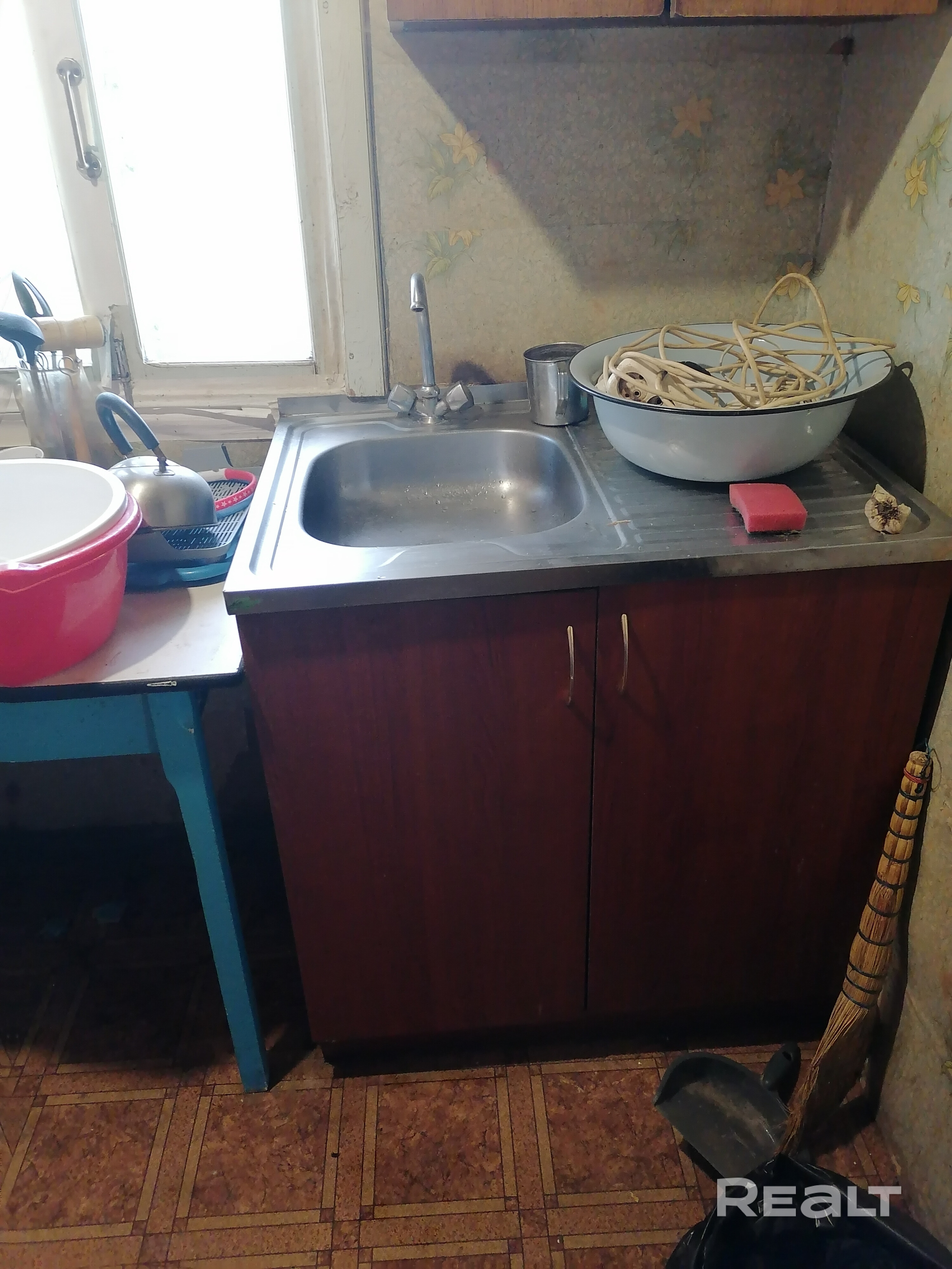 Готовый к проживанию дом на окраине деревни, 9 км от Слуцка. Своя скважина в ванне с бойлером, канализация, две компактные печки-стопки. Новая 2025 года электропроводка по дому и разводка электричества по всем постройкам до конца участка. Несколько новых сараев, летняя кухня с витражными окнами, кирпичный сарай с пристроенным вольером и будкой. Зал с ремонтом 2025 года: окна пвх, имитация бруса.Ванна, туалет и веранда-2023 года, блоки, ондулин. Молодой сад. Больше фото и описания см. на Куфаре. - Widok 6