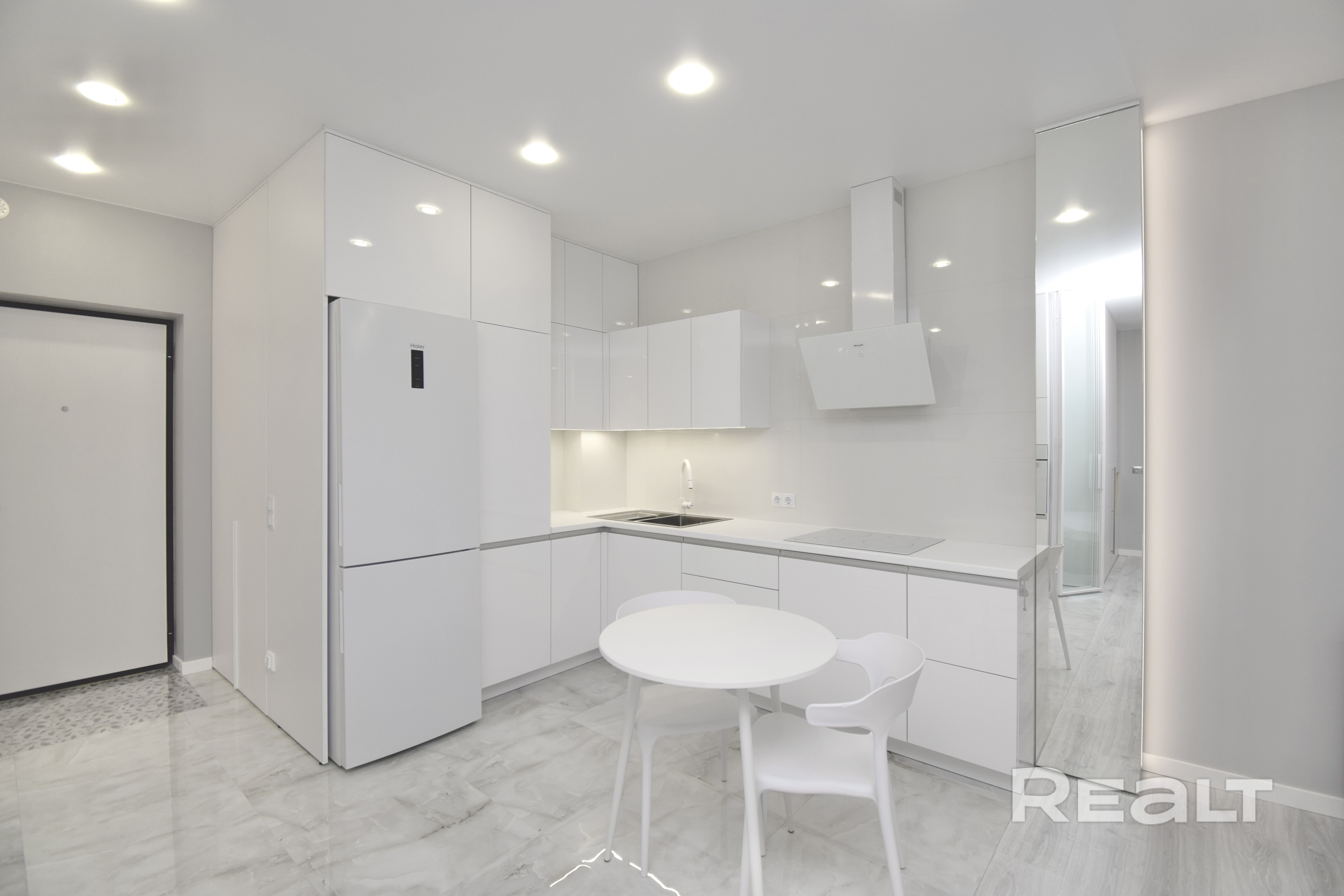 Сдаётся дизайнерская квартира 46 м² в «Минск-Мир» (ул. Аэродромная 18). Первое заселение после дорогого ремонта! Панорамный вид с балкона, авторский интерьер, современное освещение. Планировка: изолированная спальня, кухня-гостиная, гардеробная. Вся новая техника (посудомоечная, стиральная машины). 10 минут до метро. Условия: долгосрочно, официальный договор. Без животных, не студентам. К/пл. ~50 руб. Оплата: месяц + залог. Фото полностью соответствуют. Звоните! - Widok 4