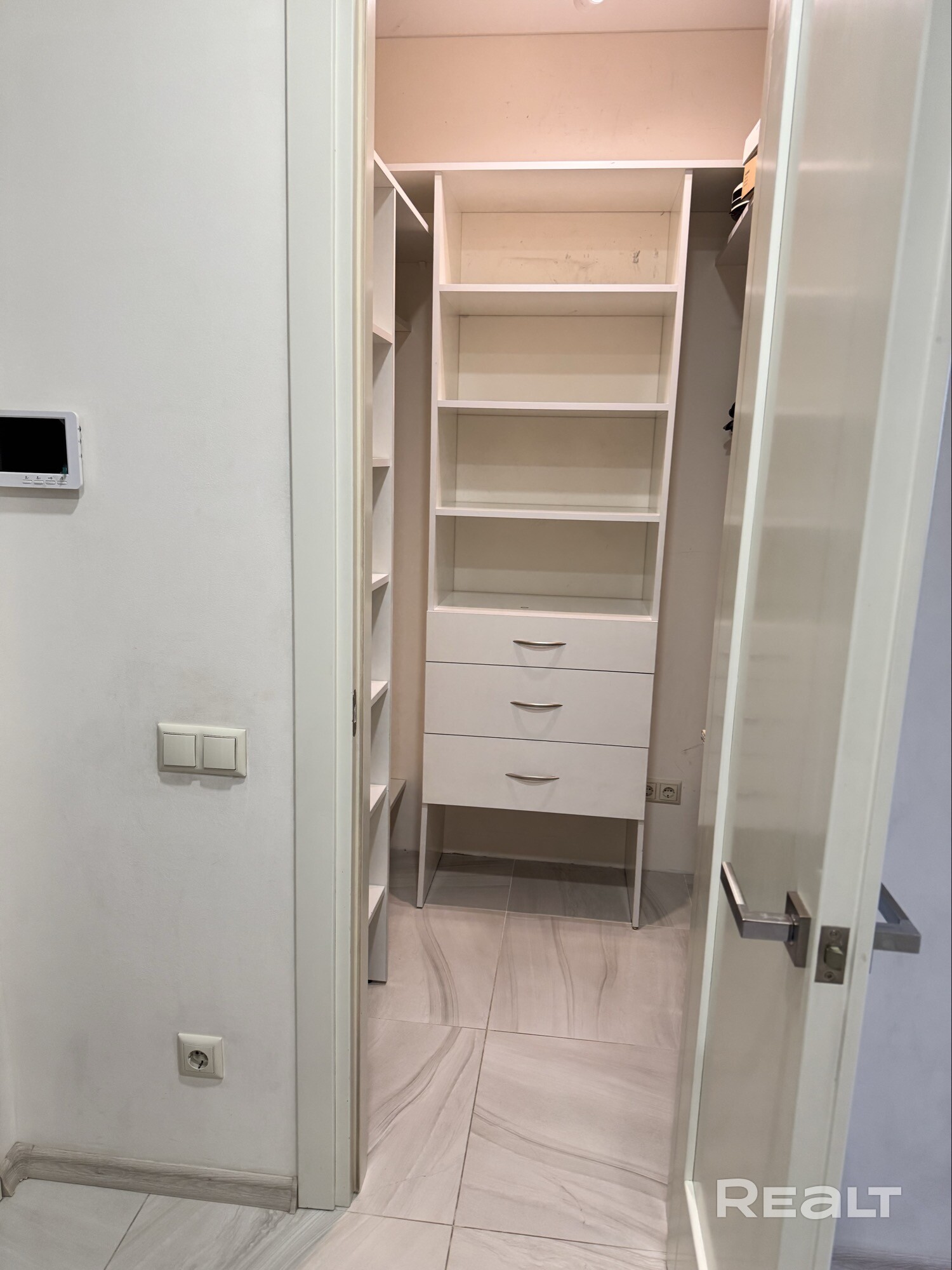 Дом повышенной комфортности , закрытый этаж , метро 1 минута пешком , в доме WB ,Ozon, аптека , магазин вино ,зоомагазин .Шлагбаум , всегда можно поставить авто . Чистая ,теплая и уютная квартира , спальня отделана дверью с выходом на утепл.лоджию ,гостиная с кухней , гардеробная , много мест для хранения ,видео домофон , подключен интернет , триколор ,кондиционер, теплые полы , квартира идеально подойдет для пары или с 1 ребенком.Рядом 2 сквера , и шикарный вид на стадион(можно заниматься) - Aanzicht 6
