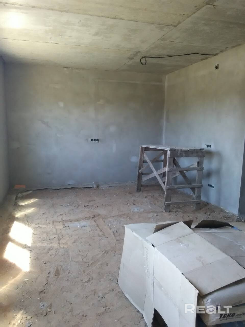 Описание Дом находится на краю садового товарищества. В доме разведена электрика, сделана канализация( две ямы с переливом), поштукатурены стены, стоят стеклопакеты. Перекрытие между этажами (пол второго этажа) залит монолитом. Фундамент из фундаментных блоков (три блока под землёй) утеплён и сделана гидроизоляция. Дом строился не на продажу! Есть действующая баня. Возле бани выкопан маленький пруд. Участок весь огорожен. На участке есть плитка для укладки дорожек. Сад.Газ по улице - Widok 6