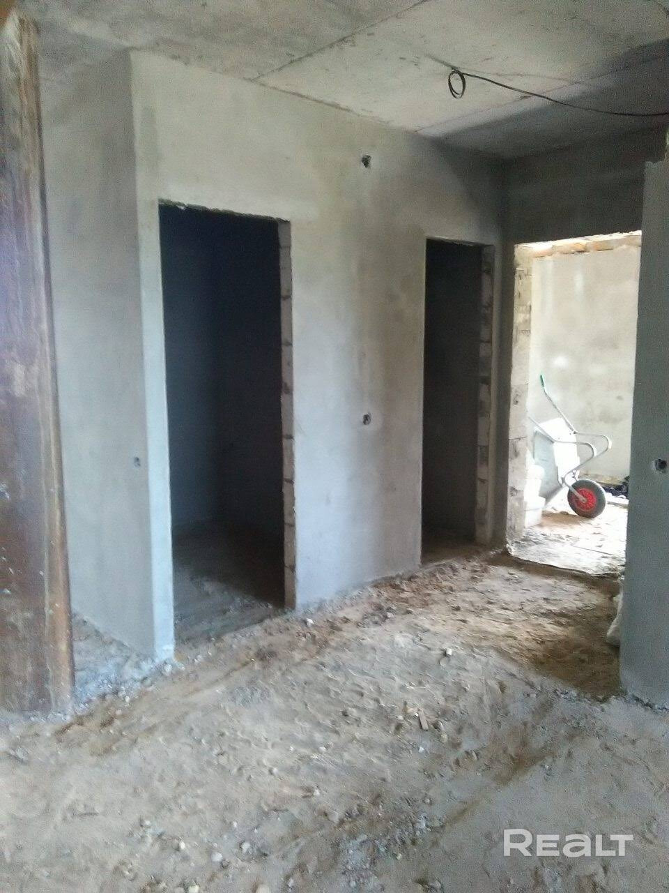 Описание Дом находится на краю садового товарищества. В доме разведена электрика, сделана канализация( две ямы с переливом), поштукатурены стены, стоят стеклопакеты. Перекрытие между этажами (пол второго этажа) залит монолитом. Фундамент из фундаментных блоков (три блока под землёй) утеплён и сделана гидроизоляция. Дом строился не на продажу! Есть действующая баня. Возле бани выкопан маленький пруд. Участок весь огорожен. На участке есть плитка для укладки дорожек. Сад.Газ по улице - Więcej
