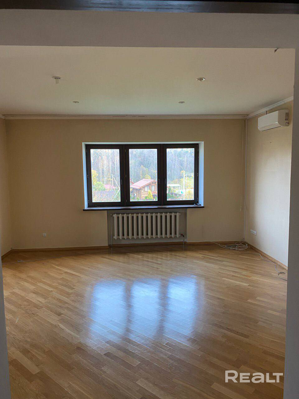 Характеристики объекта · Площадь дома: 668,3 м² (жилая 194,7 м²) · Стены: кирпич 0,5 м (отличная тепло‑ и шумоизоляция) · Этажность: 3 этажа · Коммуникации: центральное водоснабжение, местная канализация, новое газовое отопление (2023) · Удобства: 5 санузлов, 3 камина, сауна, бассейн, гараж, дубовый паркет, отапливаемый цоколь · Участок: 25 соток, ровный, огорожен, удобный подъезд с трёх сторон · Расположение: 24 км от МКАД (Минск), 800 м до Дубровского водохранилища, рядом «Раубичи», «Логойск» - Ansicht 6