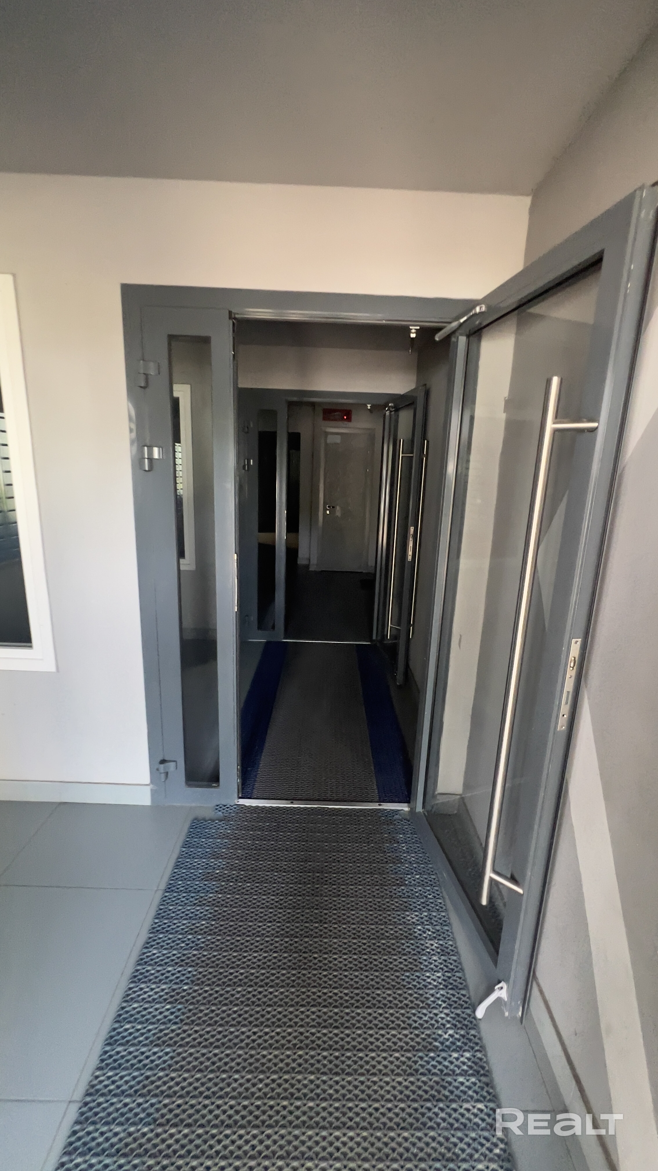 Стильная 3‑комнатная квартира 78 м² в зелёной Степянке, ул. Карвата, 14/19 этаж. Современный ремонт, мебель и техника BOSCH остаются. Отдельная кухня, гардеробная, два санузла, утеплённая кабинeт‑лоджия с тёплым полом. Два кондиционера с выводом в канализацию и согласованиями. Восточные окна с панорамным видом на город, рядом 3 сада и 2 школы, до м. Восток и Dana Mall ~10 минут на автобусе. Продуманная планировка: отдельная кухня, просторная гостиная, две изолированные спальни, большая гардероб - Ansicht 4