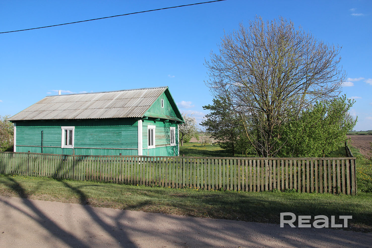 Продается крепкий дом с большим хозблоком и молодым садом! Предлагаем дом площадью 70 м² в д. Летешин (Клецкий р-н). Отличное расположение: всего 10 км до Клецка и 130 км до Минска. Отопление: Установлен твердотопливный котел. В систему залита незамерзающая жидкость — можно смело оставлять дом зимой. Коммуникации: Электричество 380V, вода из колодца заведена в дом,канализация местная. Хозпостройки:Капитальный сарай (6×12м)из газосиликатных блоков. В саду растут яблони,вишни,калина и грецкий орех - Widok 4