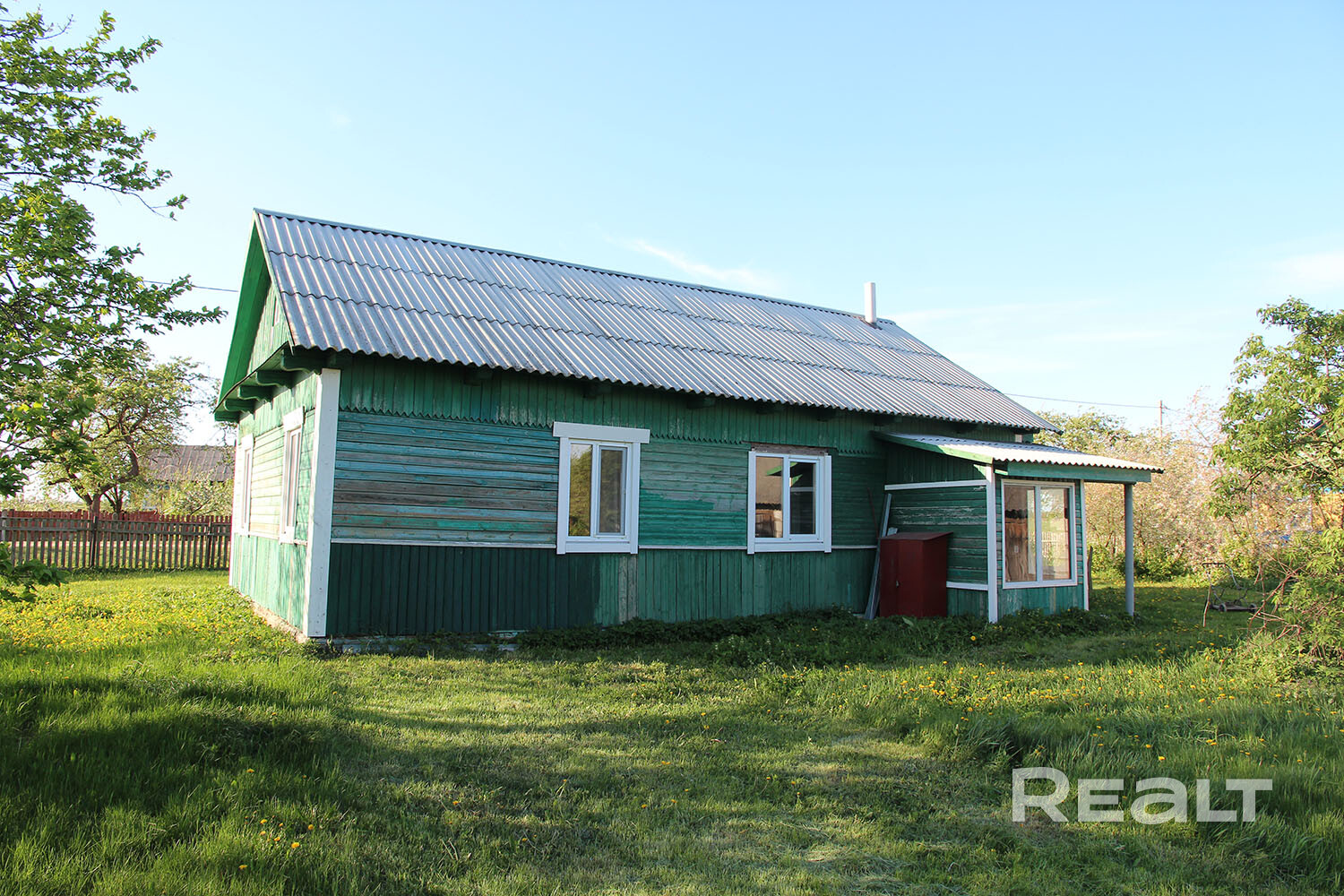 Продается крепкий дом с большим хозблоком и молодым садом! Предлагаем дом площадью 70 м² в д. Летешин (Клецкий р-н). Отличное расположение: всего 10 км до Клецка и 130 км до Минска. Отопление: Установлен твердотопливный котел. В систему залита незамерзающая жидкость — можно смело оставлять дом зимой. Коммуникации: Электричество 380V, вода из колодца заведена в дом,канализация местная. Хозпостройки:Капитальный сарай (6×12м)из газосиликатных блоков. В саду растут яблони,вишни,калина и грецкий орех - Widok 5