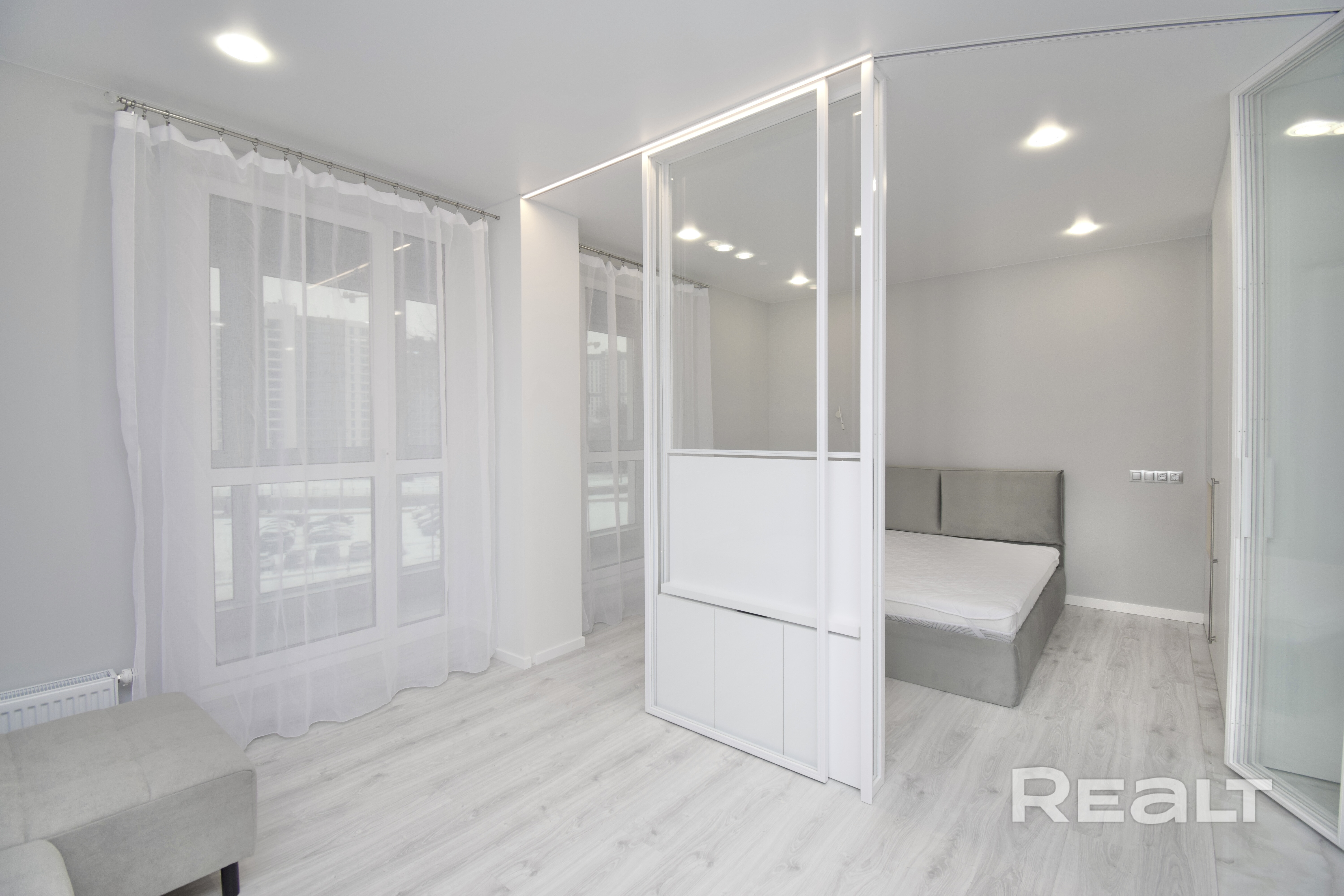 Сдаётся дизайнерская квартира 46 м² в «Минск-Мир» (ул. Аэродромная 18). Первое заселение после дорогого ремонта! Панорамный вид с балкона, авторский интерьер, современное освещение. Планировка: изолированная спальня, кухня-гостиная, гардеробная. Вся новая техника (посудомоечная, стиральная машины). 10 минут до метро. Условия: долгосрочно, официальный договор. Без животных, не студентам. К/пл. ~50 руб. Оплата: месяц + залог. Фото полностью соответствуют. Звоните! - Widok 6