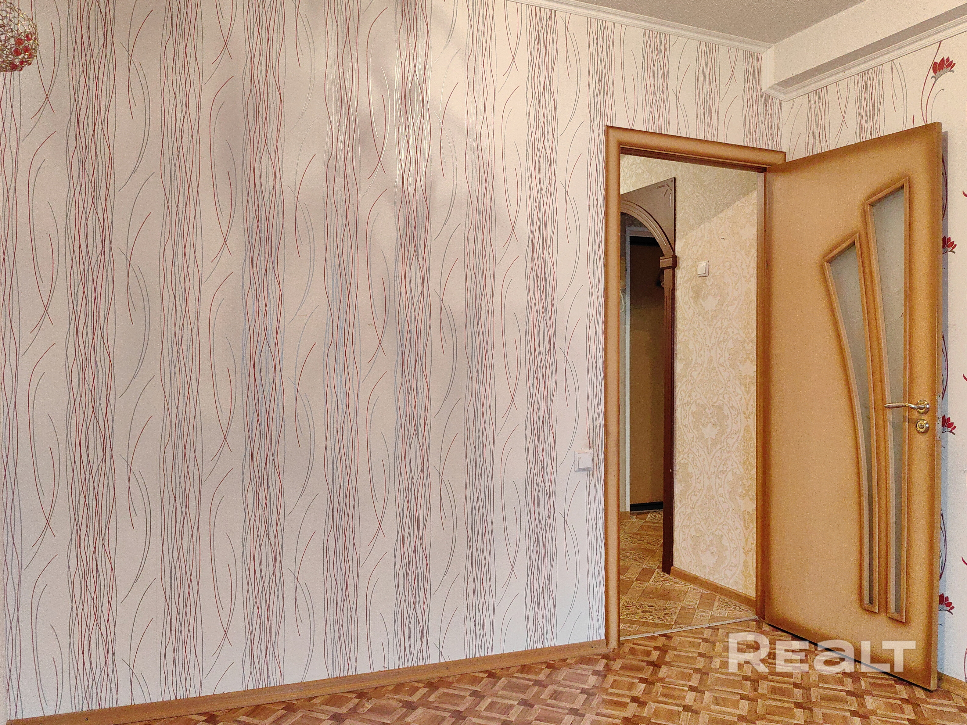 Продаётся 3-х комн. кв-ра. Две комнаты смежные, одна изолированная. Кухня 8,3 м2 со встроенной мебелью и бытовой техникой. В квартире имеются: три шкафа-купе, стеклопакеты (профиль ПВХ), входная металлическая дверь, в санузлах плитка, лоджия застеклена и утеплена. Развитая инфраструктура: 3 детских сада и 2 школы, поликлиники (взрослая и детская), рынок, физкультурно-оздоровительный комплекс «Мандарин», торговый центр. До метро Могилёвская 10 минут на транспорте. Удобный выезд на МКАД. - Ansicht 4