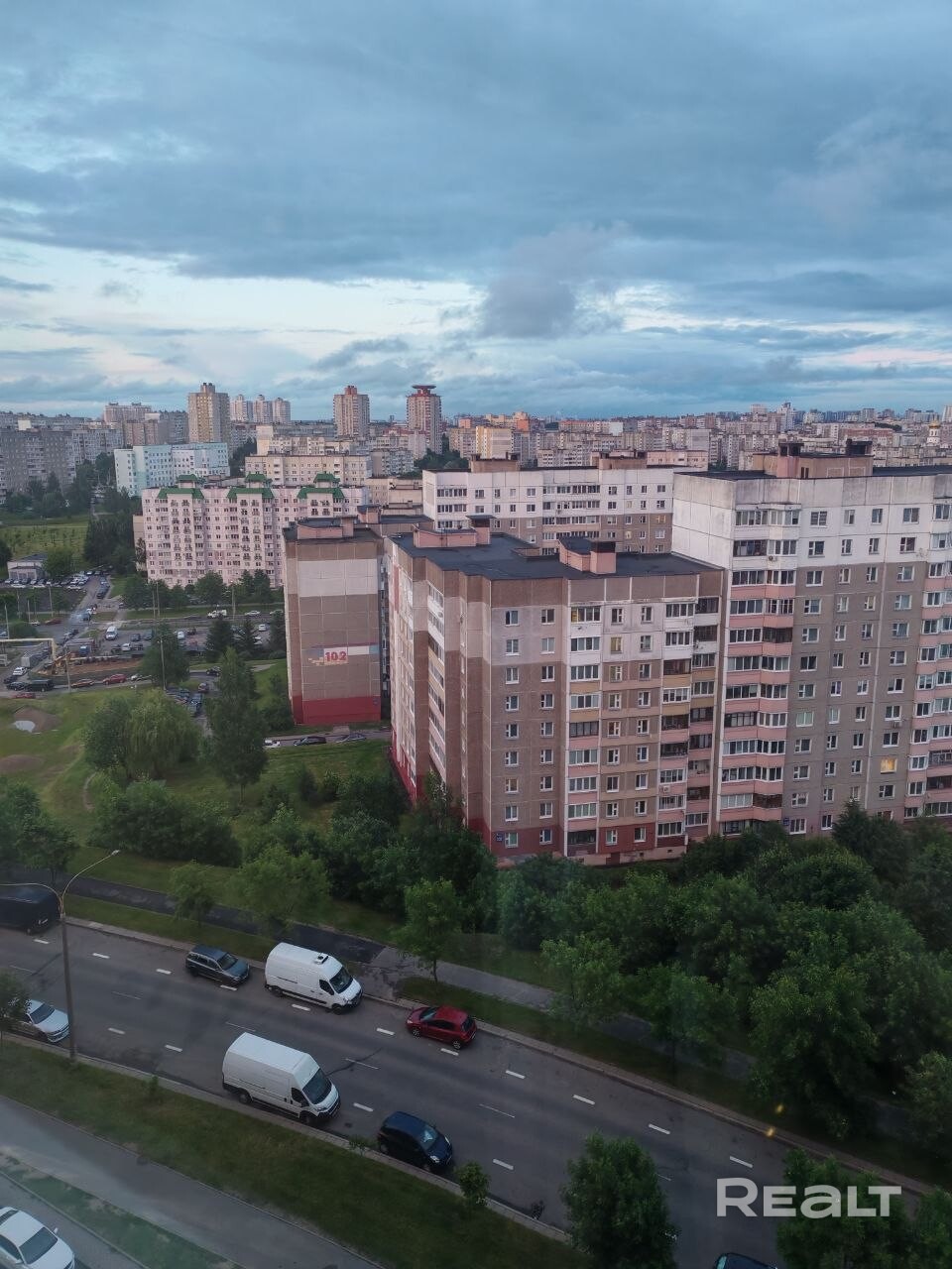 Уютная квартира с панорамным видом и хорошим ремонтом в тихом районе города После ремонта в квартире никто не проживал, квартира никогда не сдавалась. Во дворе детский сад, через дорогу — гимназия № 37. Удобный выезд на МКАД. До ТЦ Green — 9 минут, до ТЦ Diamond — 7 минут. В доме только установили новые лифты. Квартира расположена на 12-м этаже. Сверху — полноценный технический этаж. Кладовая оборудована системой хранения. Укомплектована мебелью и бытовой техникой - не требует вложений! - Widok 3