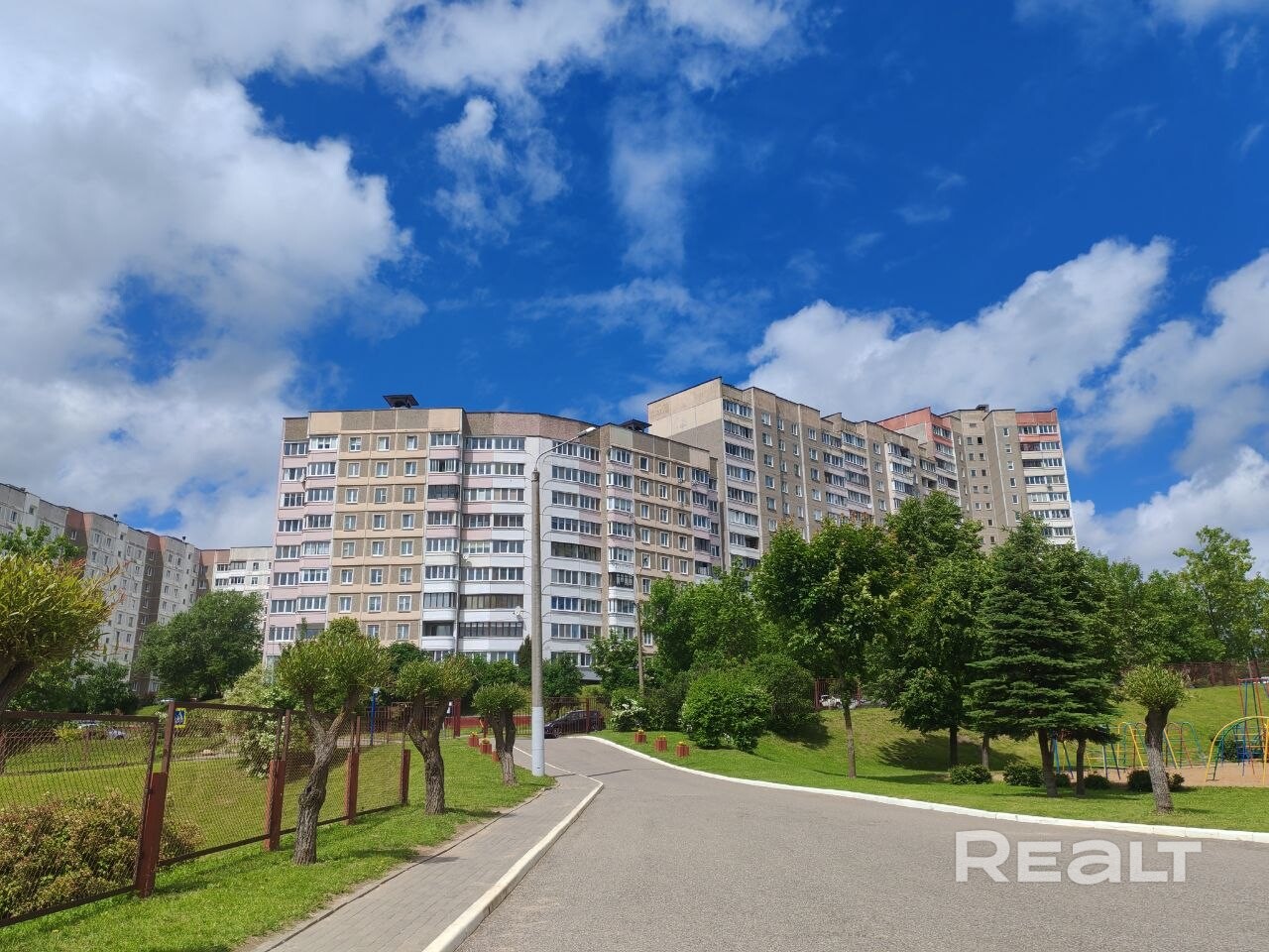 Уютная квартира с панорамным видом и хорошим ремонтом в тихом районе города После ремонта в квартире никто не проживал, квартира никогда не сдавалась. Во дворе детский сад, через дорогу — гимназия № 37. Удобный выезд на МКАД. До ТЦ Green — 9 минут, до ТЦ Diamond — 7 минут. В доме только установили новые лифты. Квартира расположена на 12-м этаже. Сверху — полноценный технический этаж. Кладовая оборудована системой хранения. Укомплектована мебелью и бытовой техникой - не требует вложений! - Widok 4