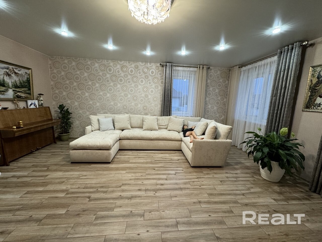 Продается просторный благоустроенный жилой дом с гостевым домом в подарок! В основном доме: 3 уютные спальни, просторный зал, светлая кухня, проведены все необходимые коммуникации. Гостевой домик размером 12*7.5м с черновой отделкой. Все коммуникации подведены: электричество, вода, канализация. Его можно использовать как гостевой дом, банный комплекс, мастерскую, офис или полноценный второй дом для себя или под сдачу. Есть возможность разделить участок на два с отдельным въездом. - Ansicht 5