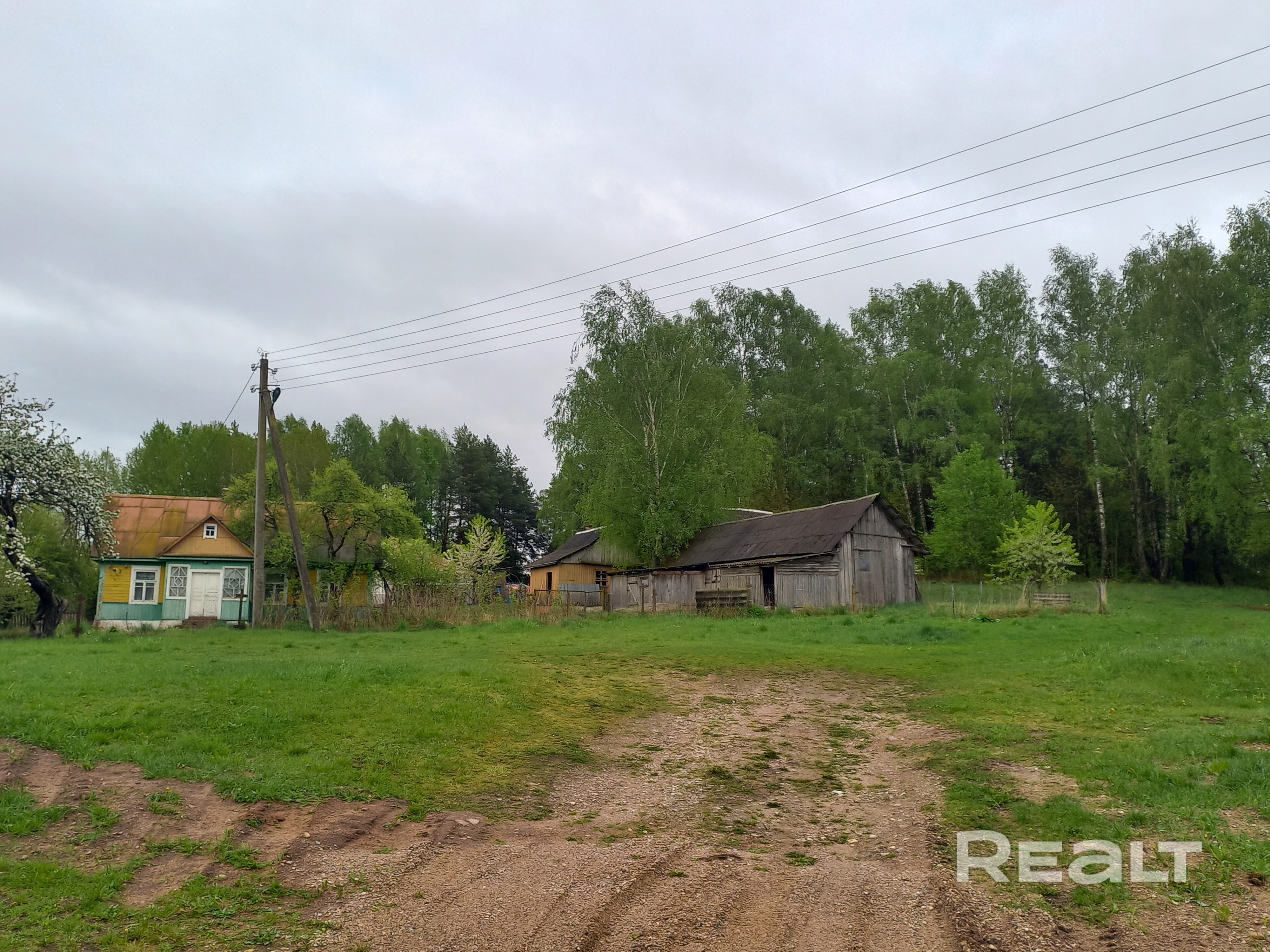 Продается дом, в живописном месте, рядом с музеем М. Богдановича и его знаменитой крыницей в д. Ракутевщина. Дом для тех, кто устал от суеты, там где отдыхает душа. Крепкий, добротный дом. Имеются хозпостройки, яблоневый сад. Отопление печное, газ, есть возможность подключения к центральному газоснабжению, колодец с чистейшей водой, к дому подведено центральное водоснабжение, телефон, оптоволокно. Недалеко располагается п. Чисть, а также ж/д станция Уша и трасса Минск-Молодечно. – pohled 3