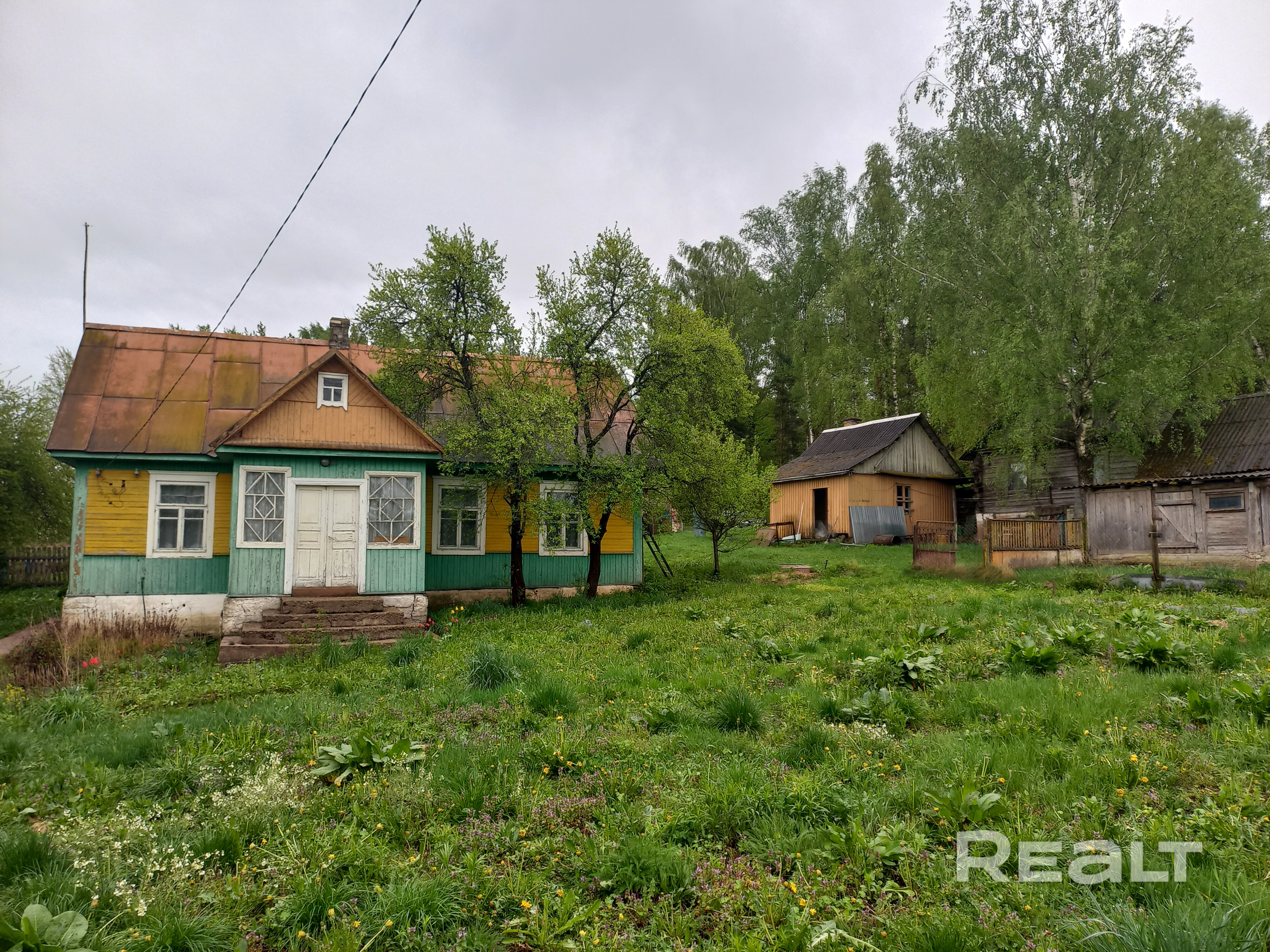 Продается дом, в живописном месте, рядом с музеем М. Богдановича и его знаменитой крыницей в д. Ракутевщина. Дом для тех, кто устал от суеты, там где отдыхает душа. Крепкий, добротный дом. Имеются хозпостройки, яблоневый сад. Отопление печное, газ, есть возможность подключения к центральному газоснабжению, колодец с чистейшей водой, к дому подведено центральное водоснабжение, телефон, оптоволокно. Недалеко располагается п. Чисть, а также ж/д станция Уша и трасса Минск-Молодечно. – pohled 4