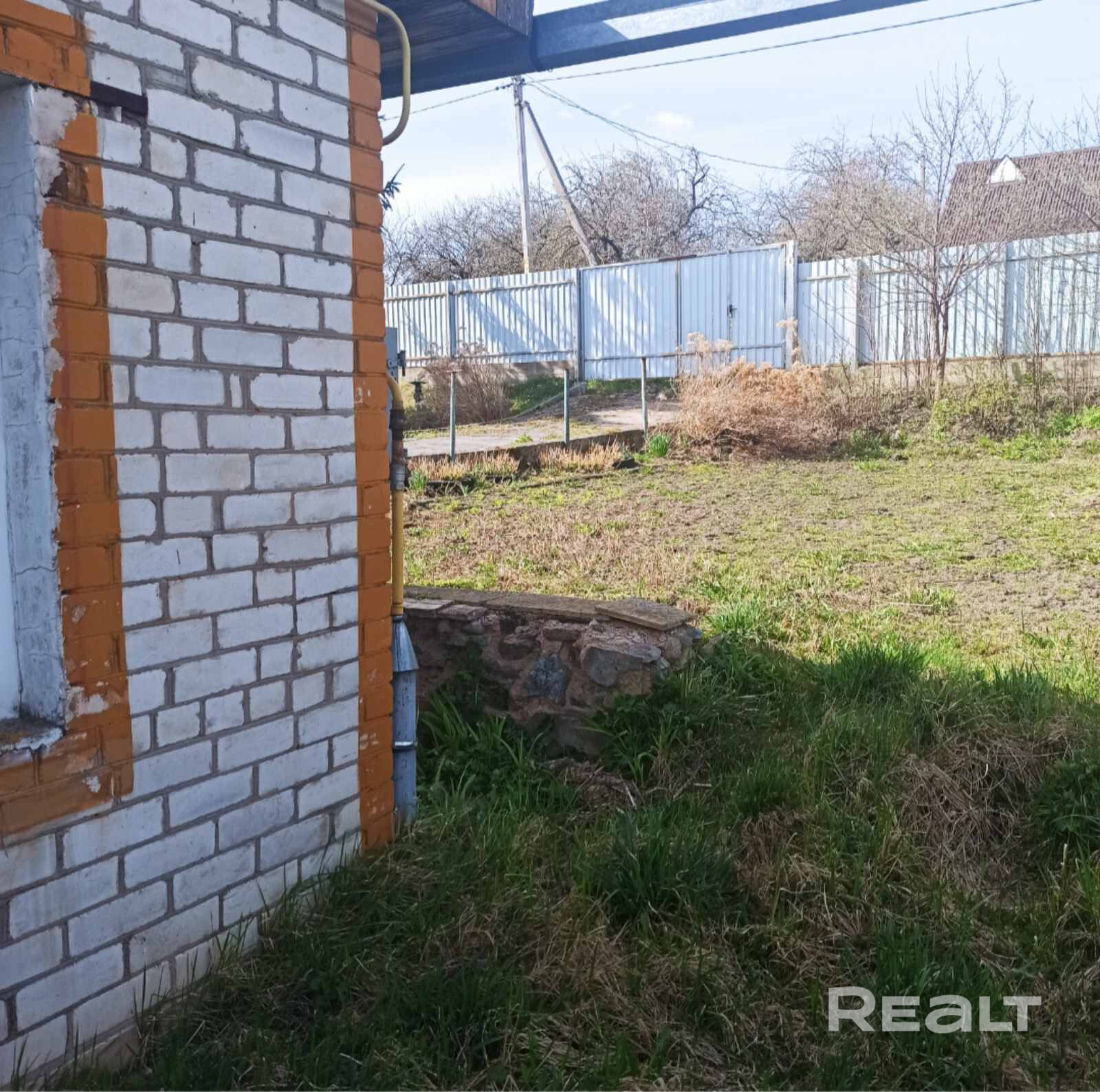 ранспортная доступность: железная дорога Минск-Молодечно , станция Уша Население около трех тысяч человек В деревне работает школа, дет.сад, амбулатория, почта, магазины, дом культуры, библиотека. Участок 16.78 сотки. Частная собственность. Все ухожено, все обработано. Дом-сруб в кирпиче 64.8 кв м. - Widok 5