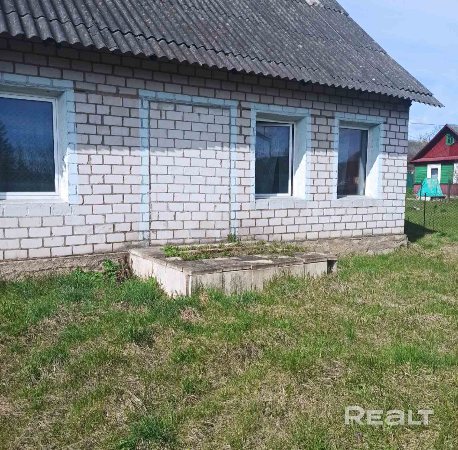 ранспортная доступность: железная дорога Минск-Молодечно , станция Уша Население около трех тысяч человек В деревне работает школа, дет.сад, амбулатория, почта, магазины, дом культуры, библиотека. Участок 16.78 сотки. Частная собственность. Все ухожено, все обработано. Дом-сруб в кирпиче 64.8 кв м. - Widok 4