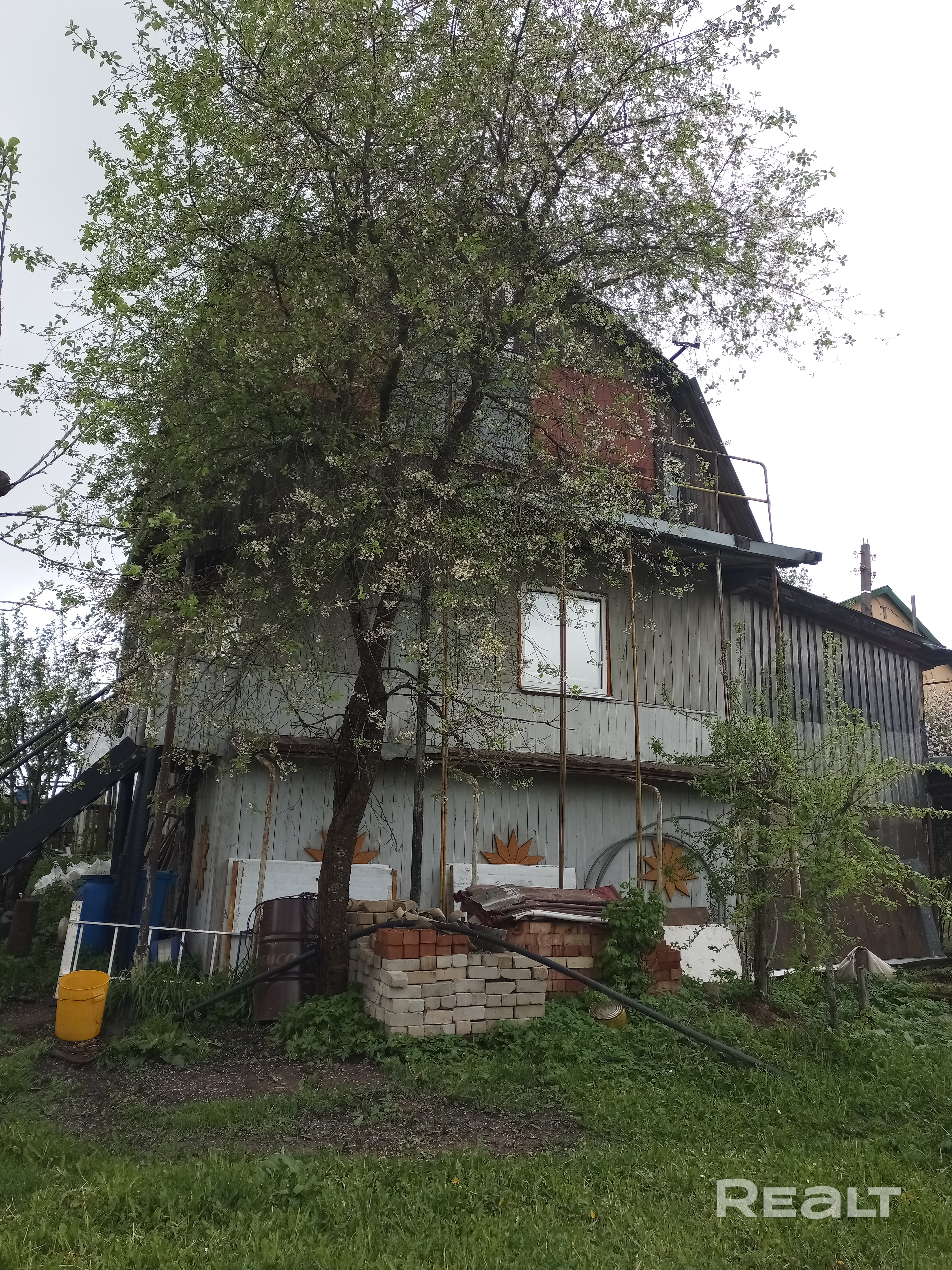СТ" Факел Третий век". можно жить круглый год. дом утеплён. продаю в связи с переездом в другой город. в цокольный этаж можно загнать машину на ремонт. оставляю много кирпича, деревянные щиты поменять забор, мебель, холодильник, велосипед. электрочайник и многое другое. на участке есть залитая из бетона ёмкость,которую можно использовать под септик.сезонная вода заведена в дом через фильтры. 20 км от МКАД. - Ansicht 3