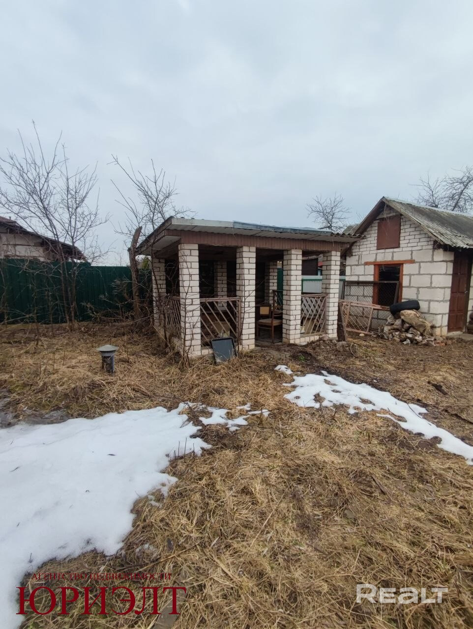 Продается дачный домик под отделку под Минском СТ "Здоровый сад". 2 уровня с гаражом в цоколе. Отличный вариант дома для загородной жизни недалеко от д. Паперня. Участок 5,36 соток в собственности ровный, на котором расположен кирпичный дом 2000г.п. общей площадью 100,9 кв.м., под чистовую отделку, крыша металлочерепица, пол - бетон. Вода - скважина, заведена в дом, но не подключено, электричество, с/у в доме, местная канализация. Чистая продажа. – pohled 4
